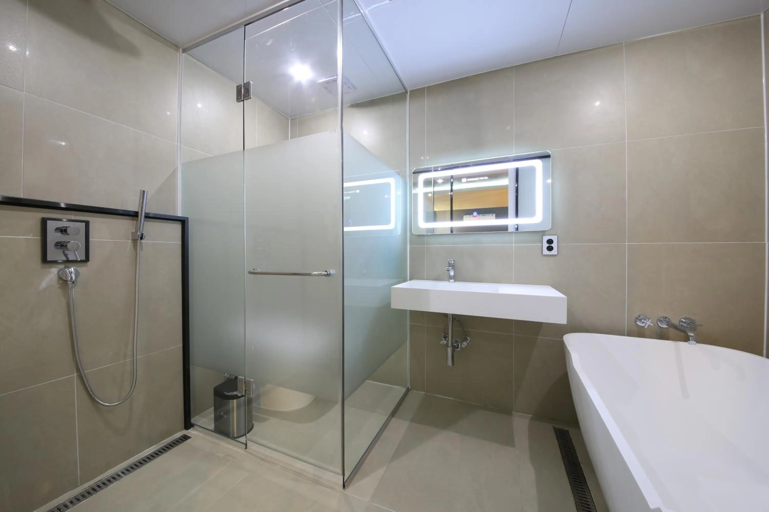 Shower in Avenue Hotel