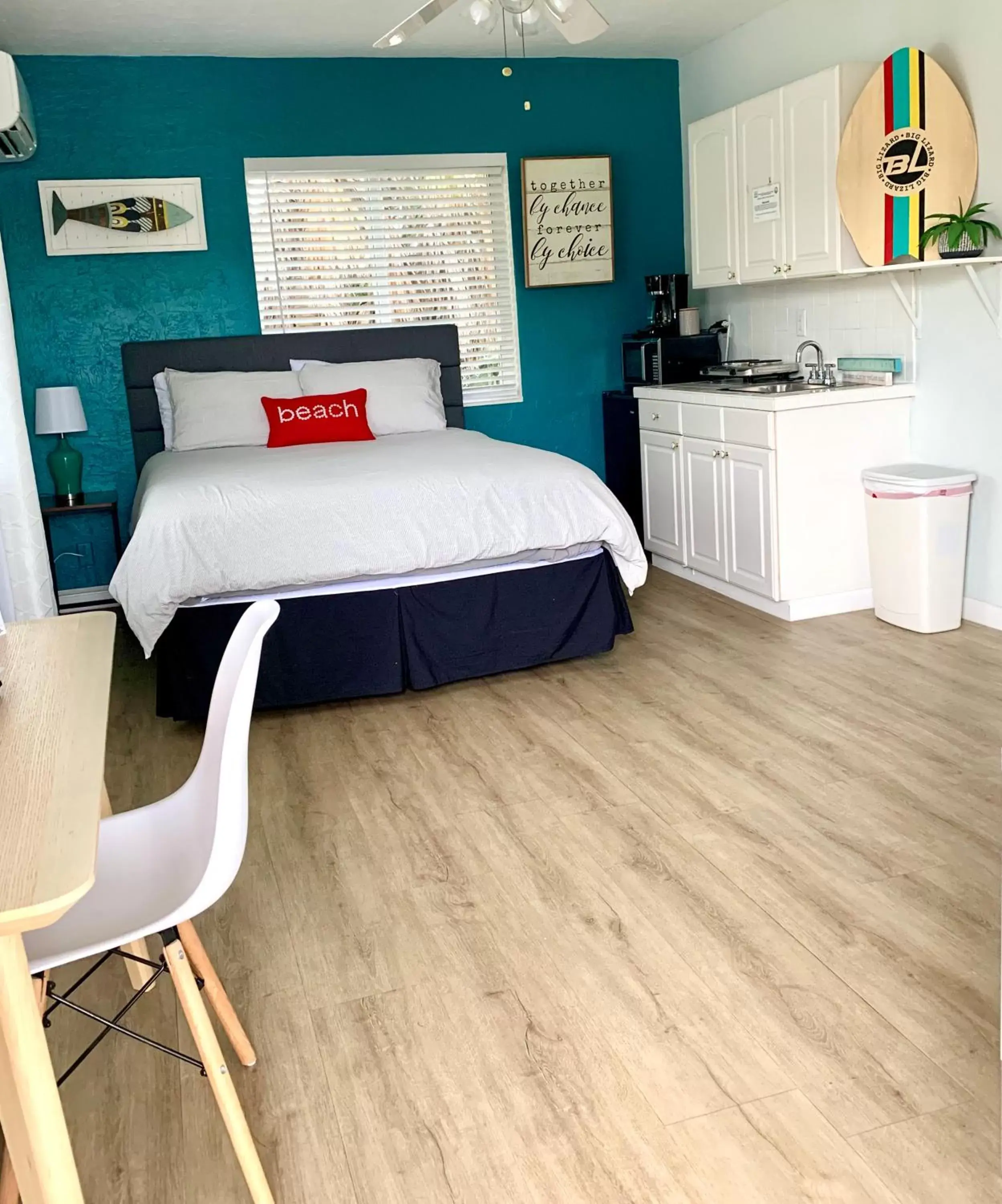 Standard Queen Room in 4145 By The Sea Inn & Suites Standard Queen Room in 4145 By The Sea Inn & Suites