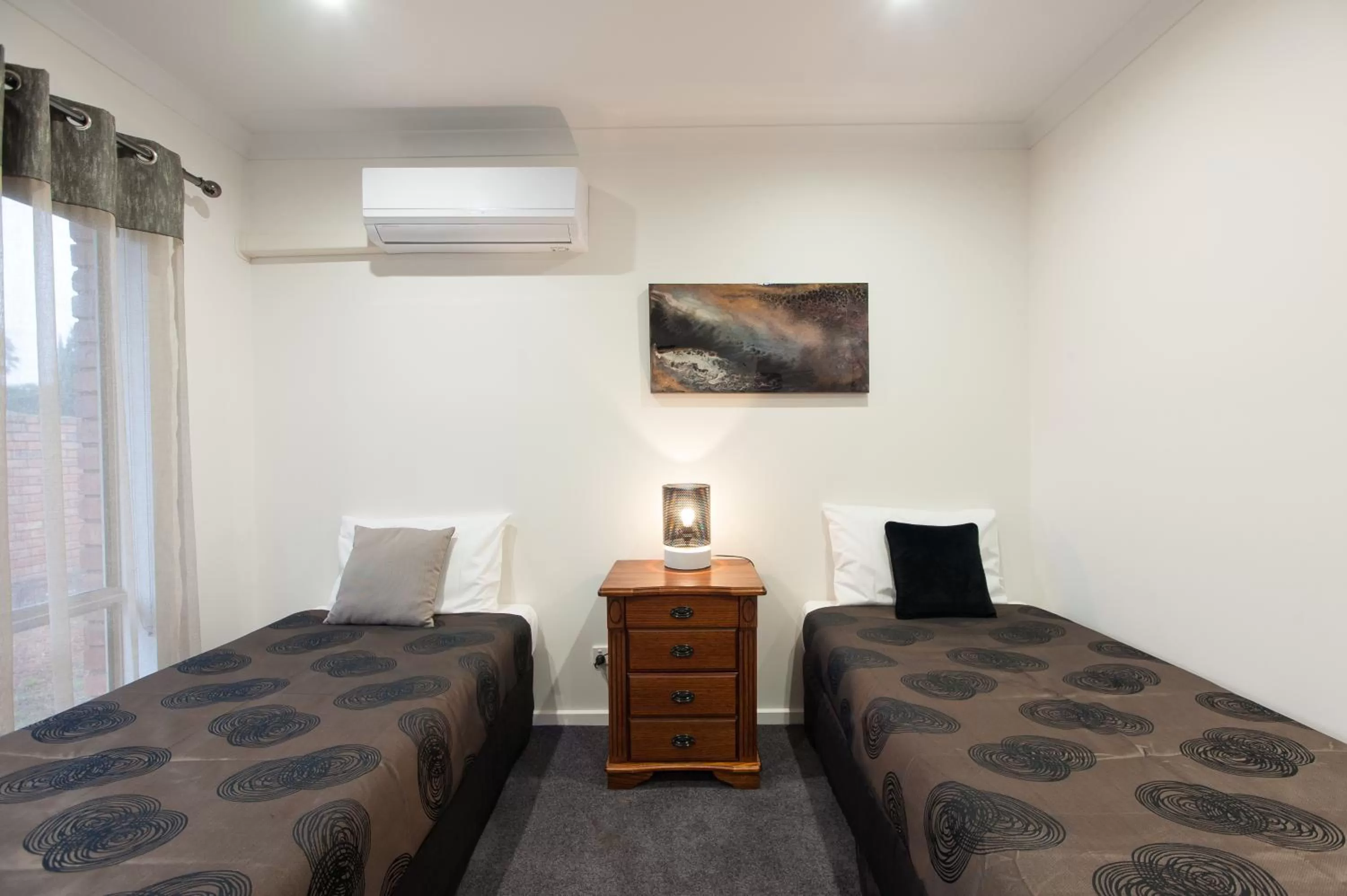 Bed in Addison Motor Inn