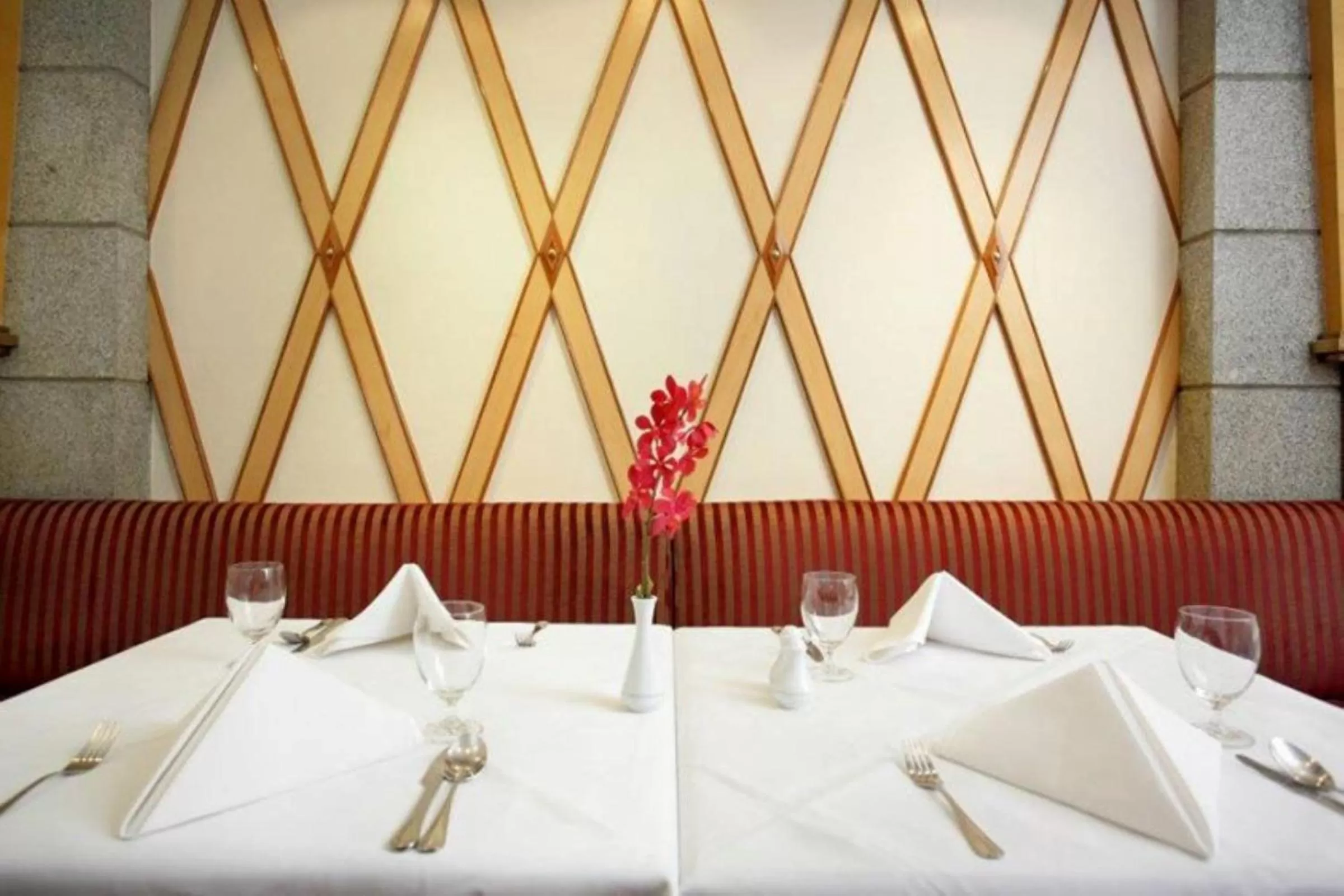 Restaurant/places to eat in Majestic Suites Hotel