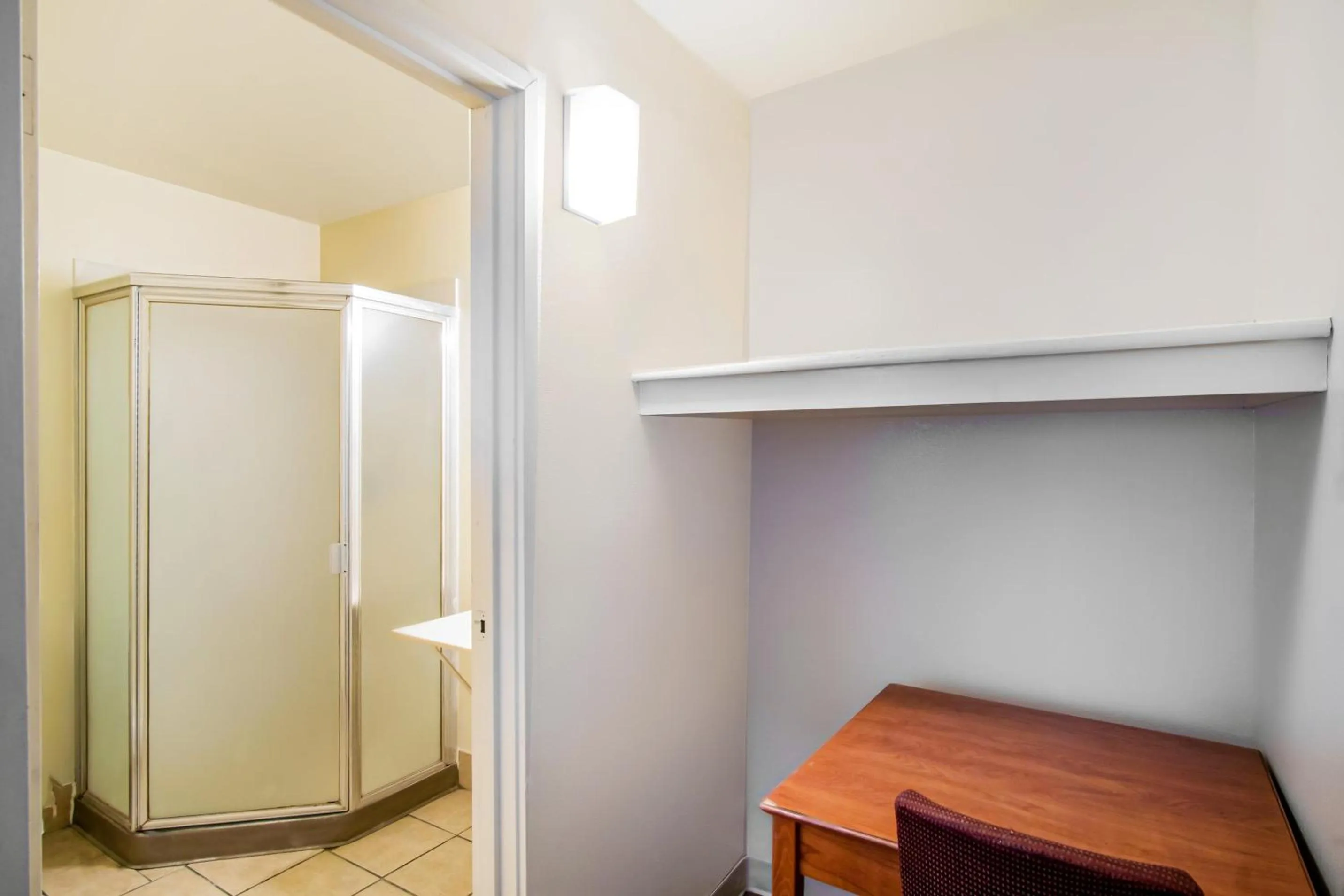 Bathroom, Bunk Bed in OYO Hotel Oklahoma City Northeast