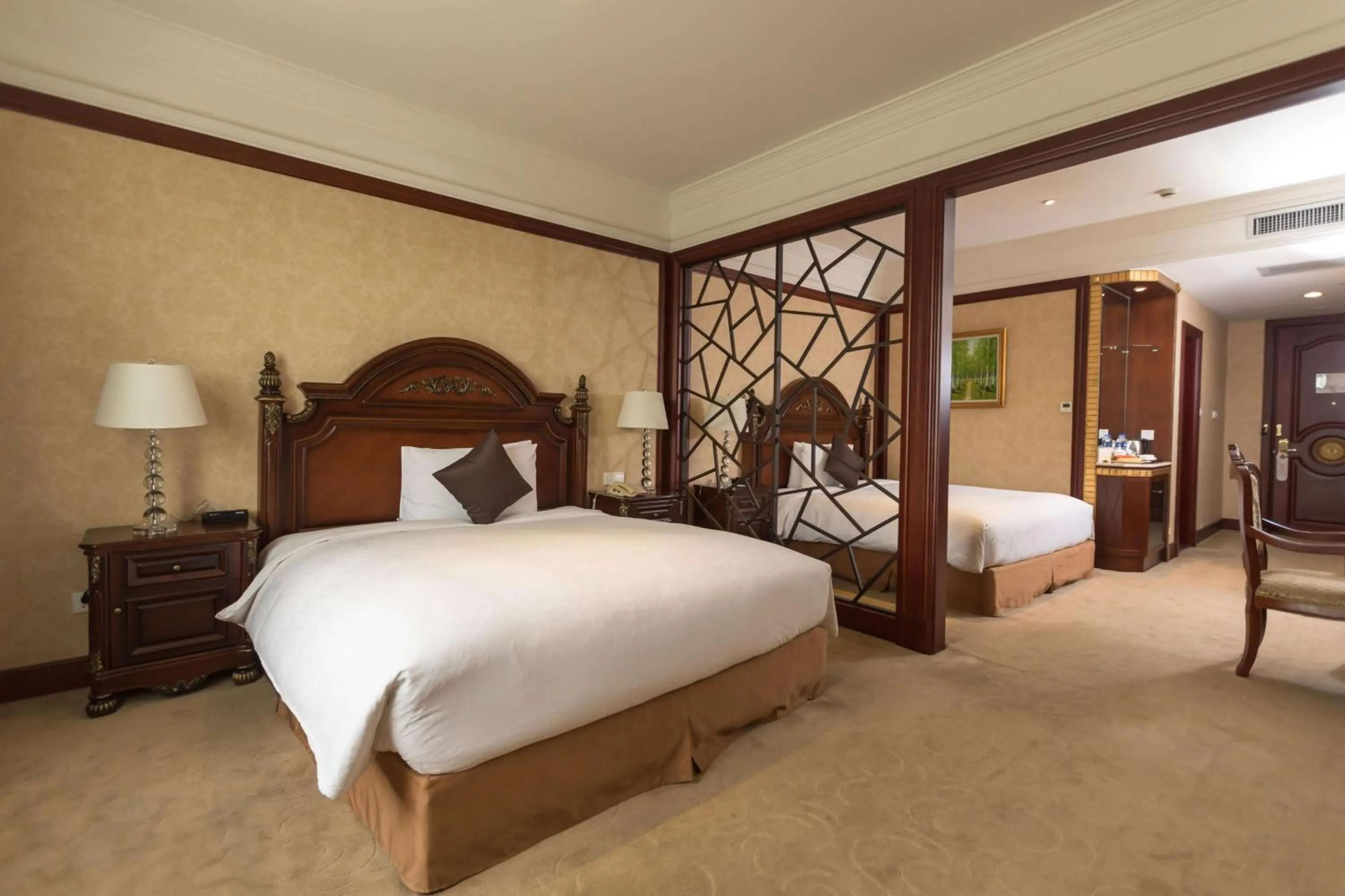 Photo of the whole room, Bed in Wyndham Shanghai Hongqiao