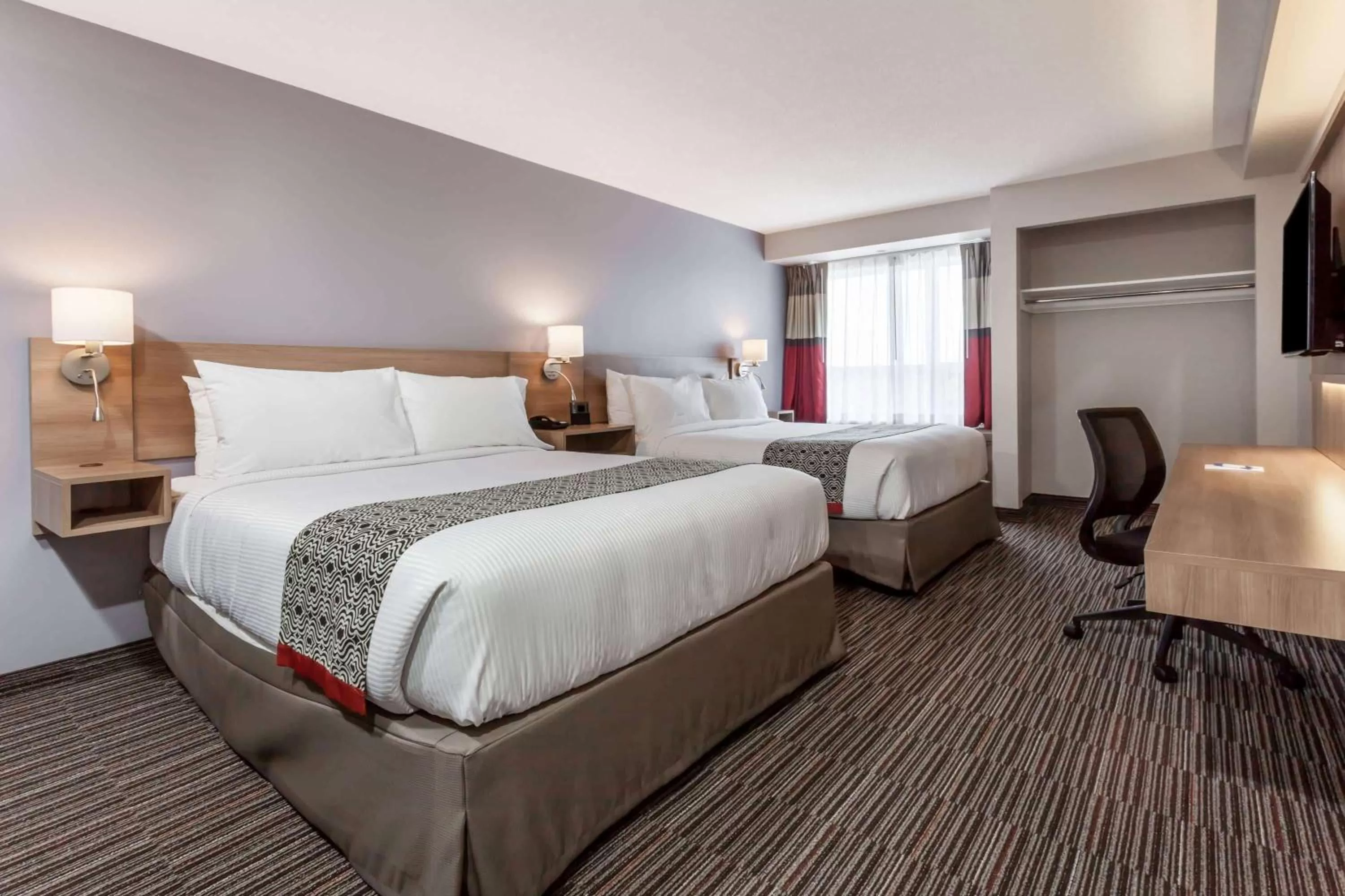 Photo of the whole room, Bed in Microtel Casselman