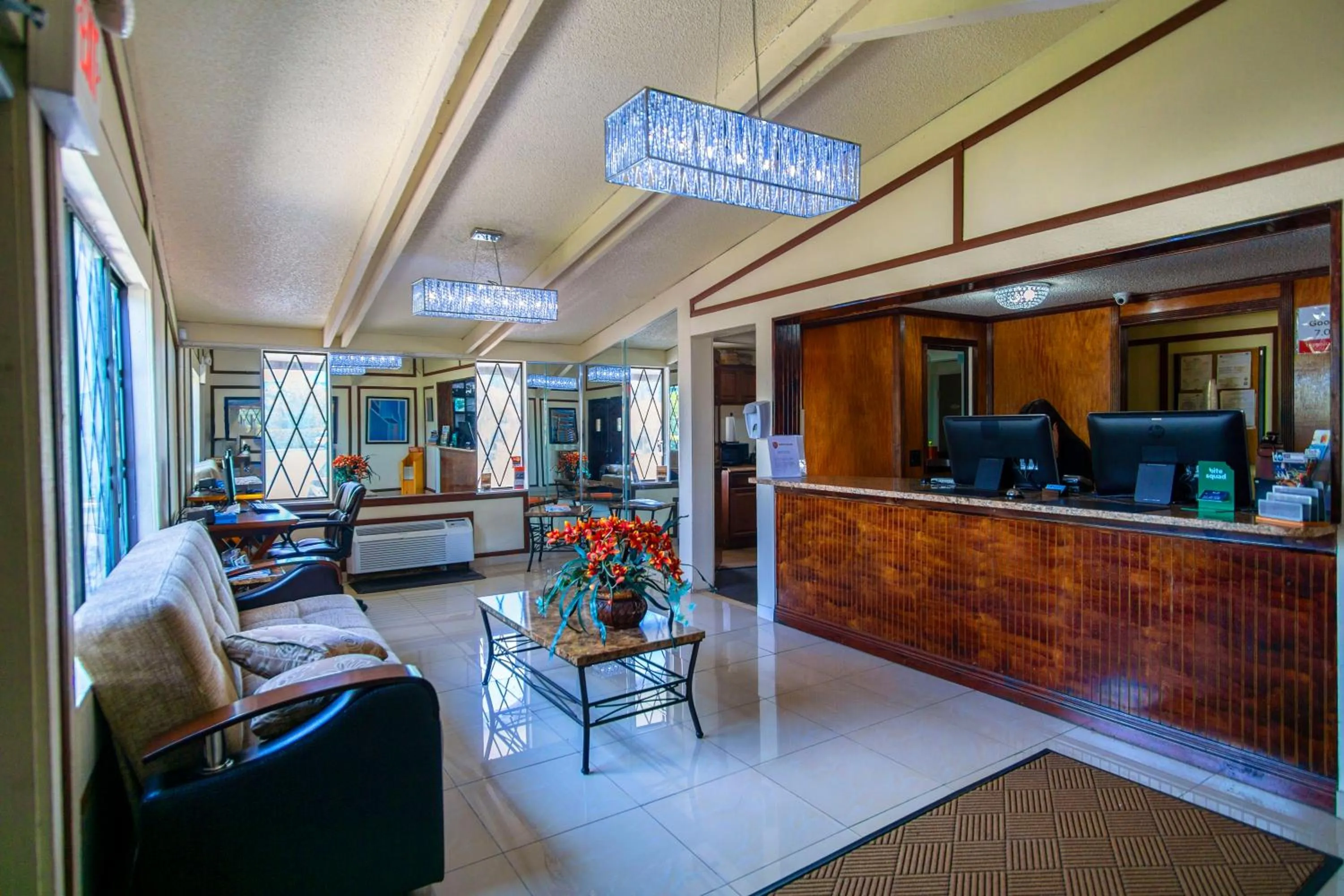 Lobby or reception in Spinnaker Inn of Naples