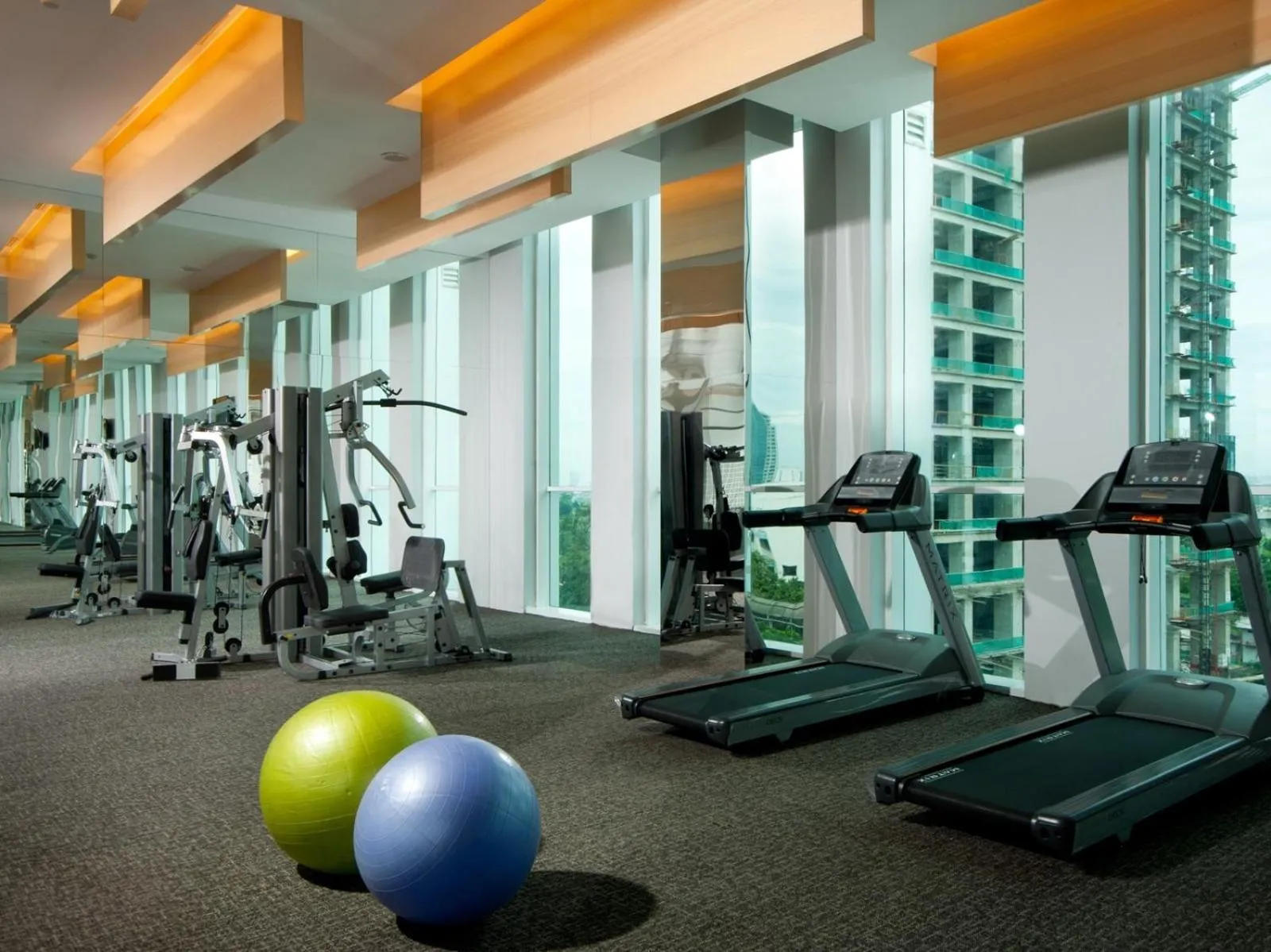 Fitness centre/facilities in JS Luwansa Hotel & Convention Center