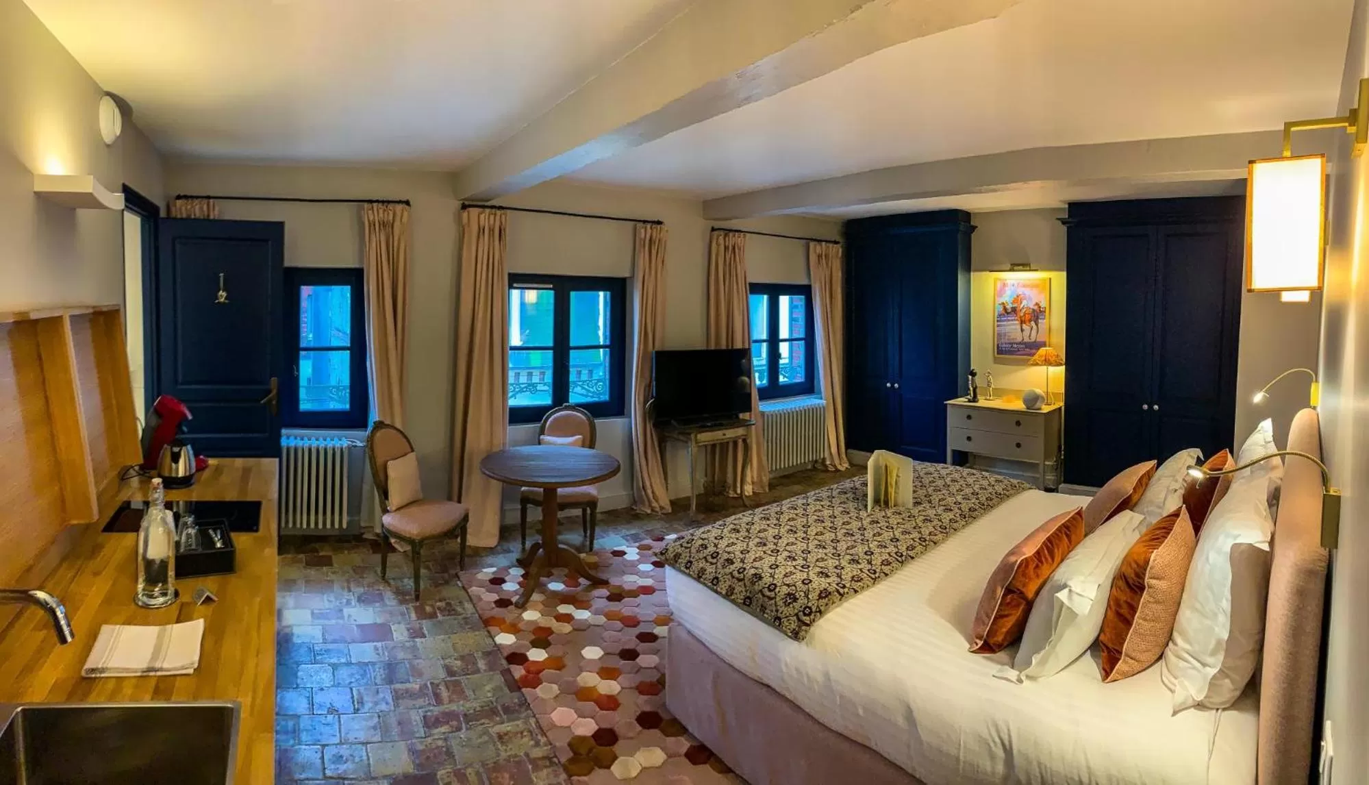 Photo of the whole room in La Petite Folie