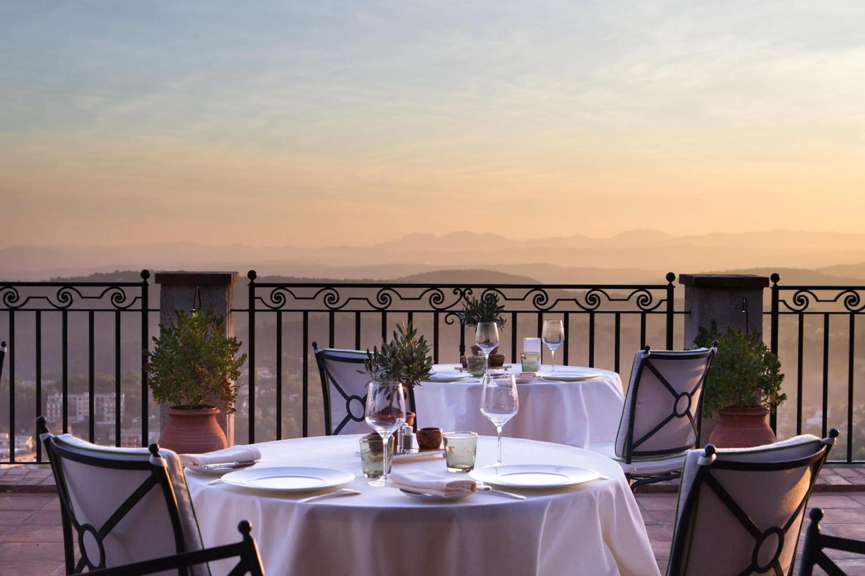 Restaurant/places to eat in Château Saint-Martin & Spa, Oetker Hotels