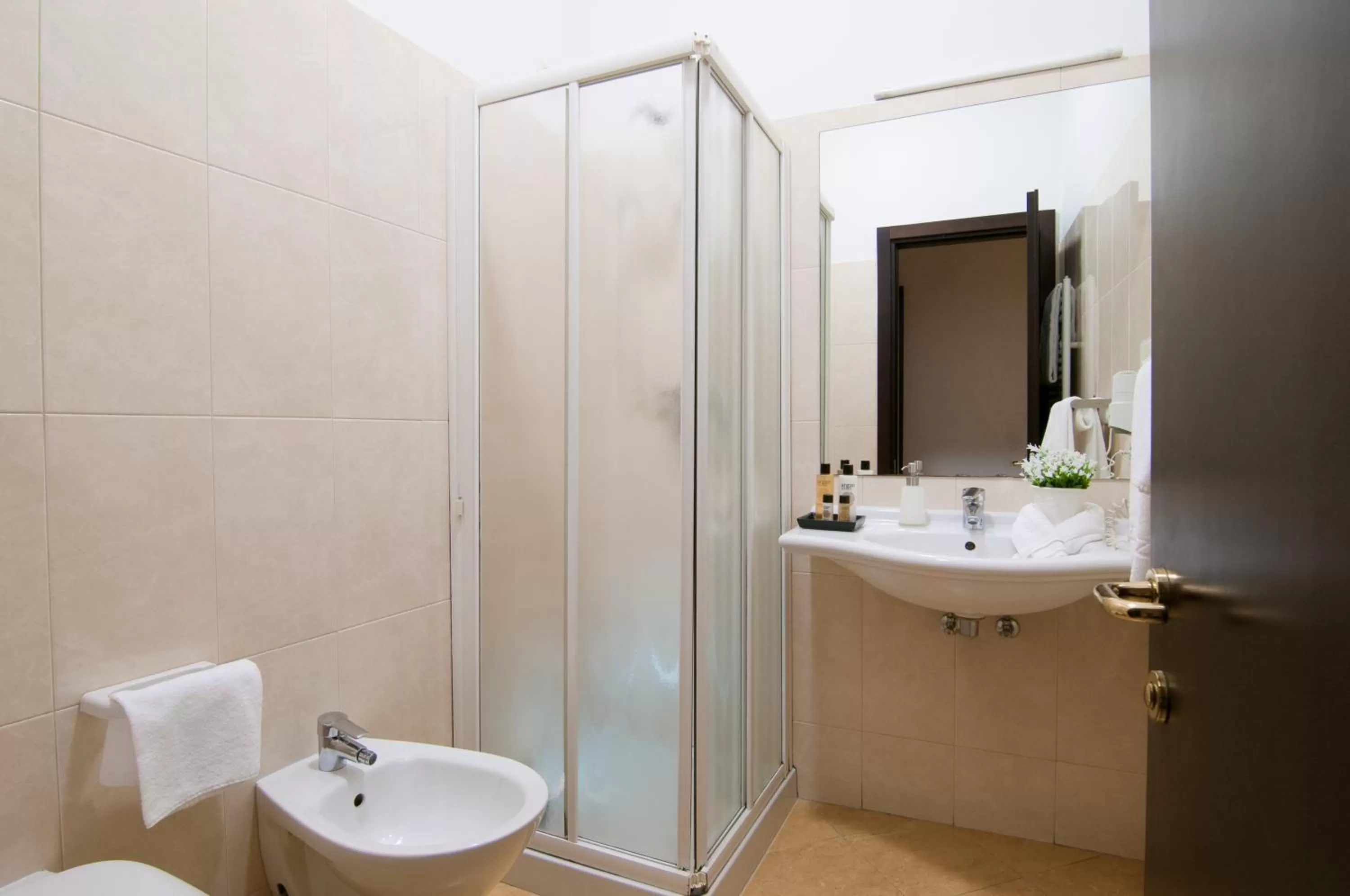 Shower in Hotel Cardinal of Florence - recommended for ages 25 to 55