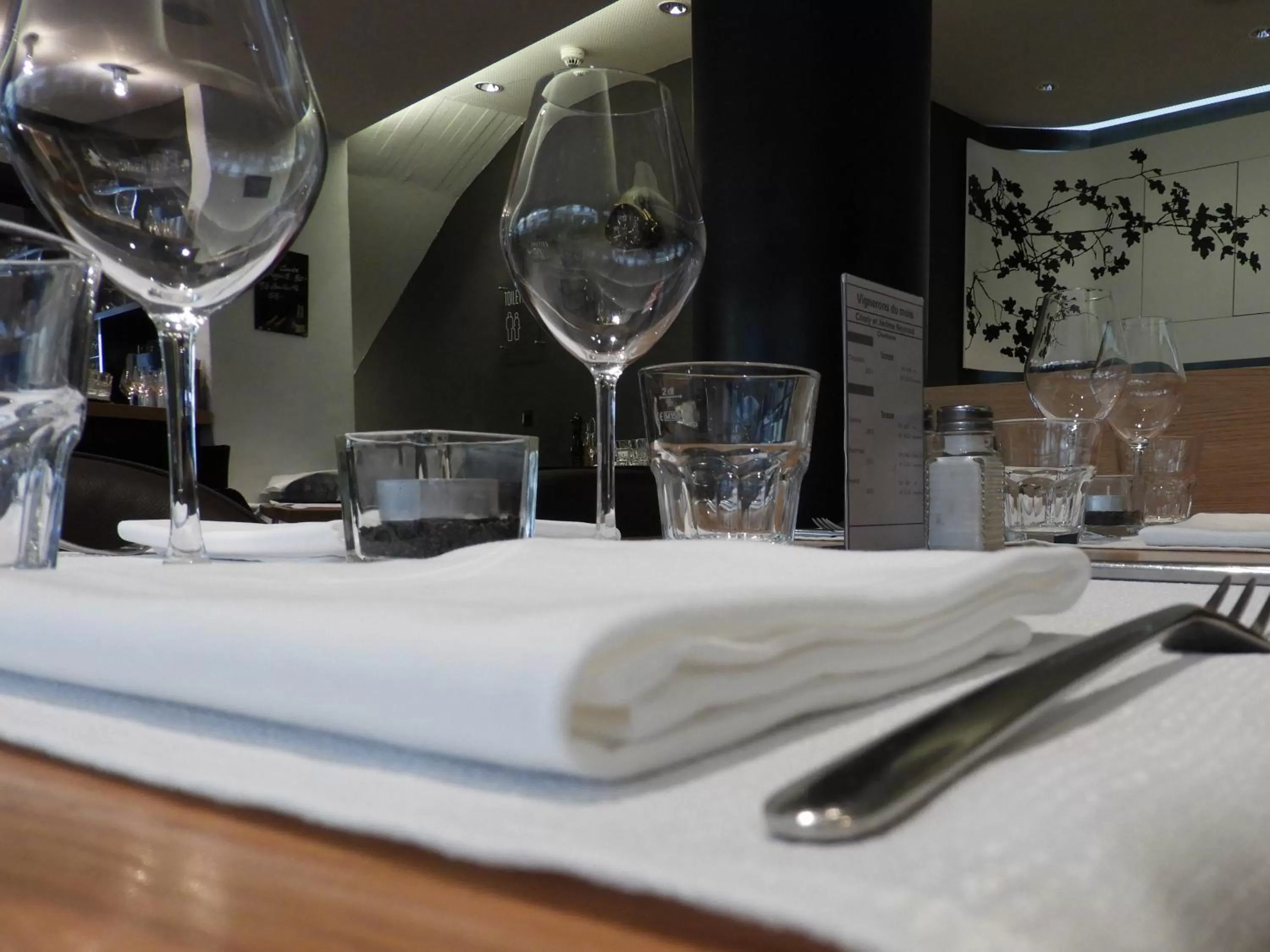 Restaurant/places to eat in Les Negociants