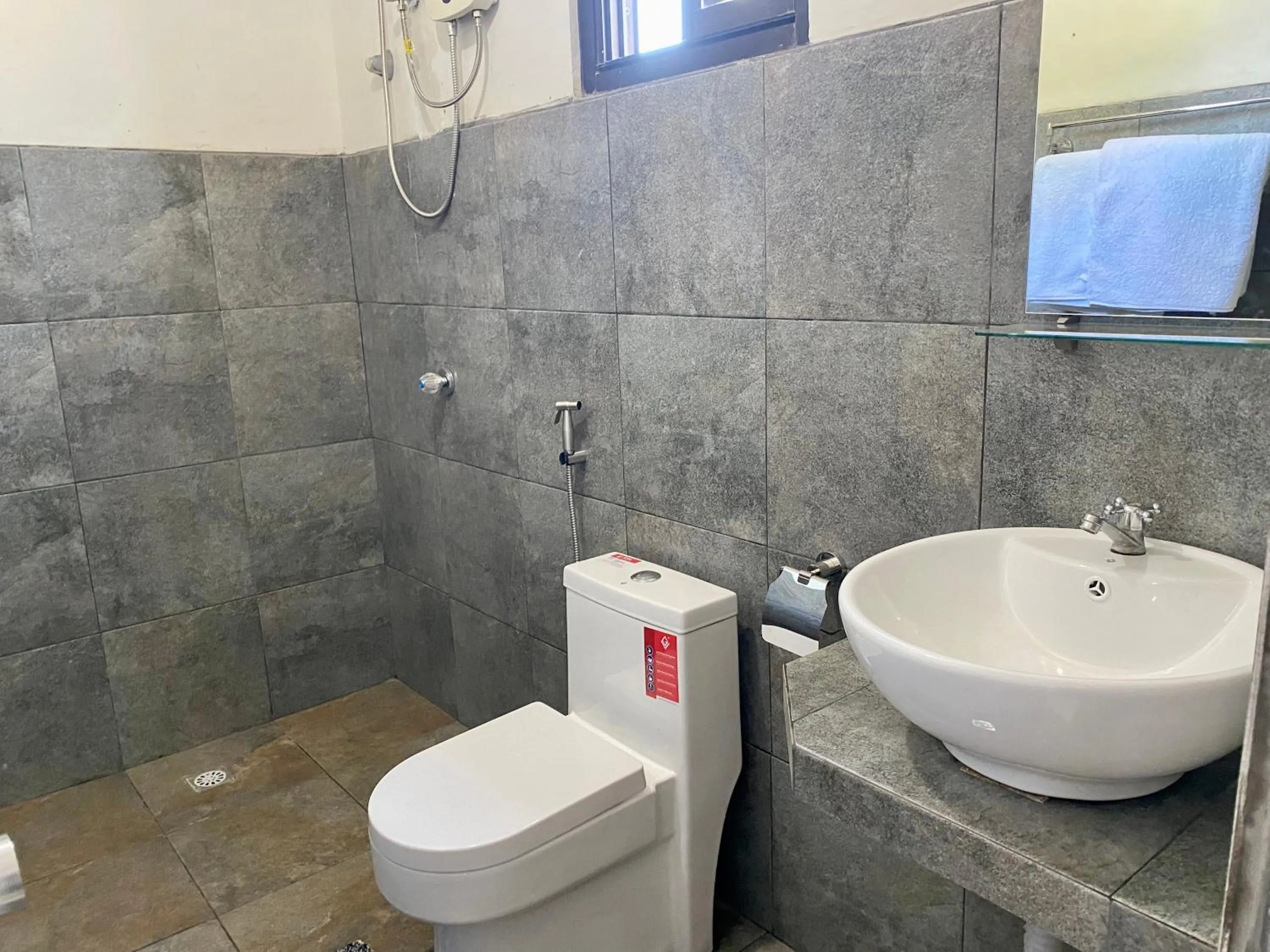 Shower in Marion Roos Hotel