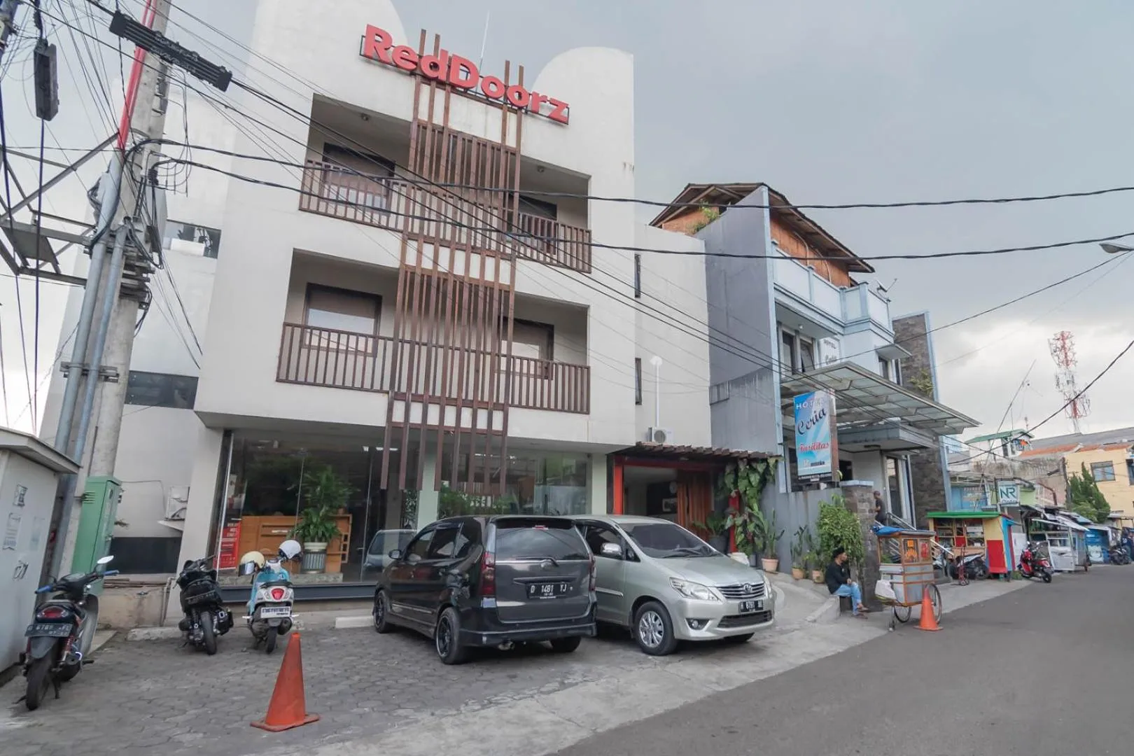 Property building in RedDoorz Plus near Asia Afrika 3