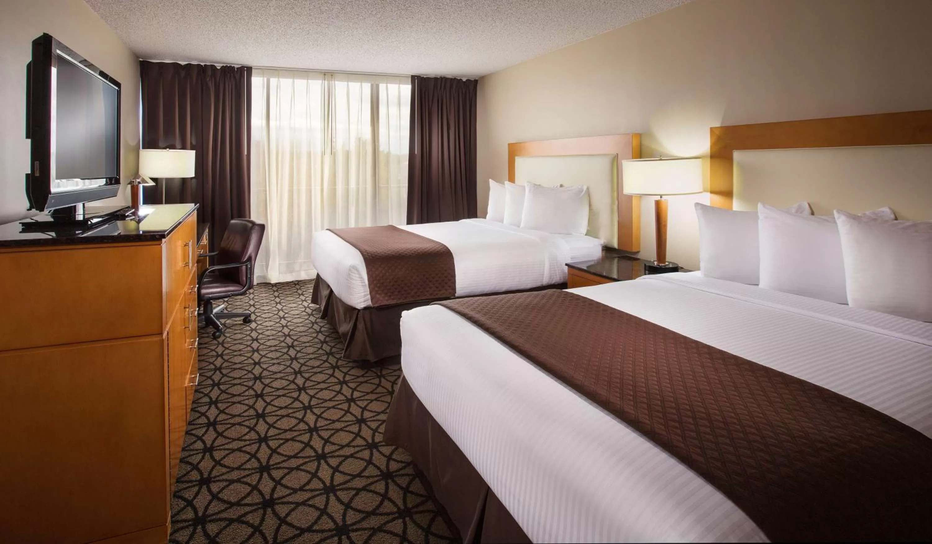 Bed in Red Lion Inn & Suites Olympia, Governor Hotel