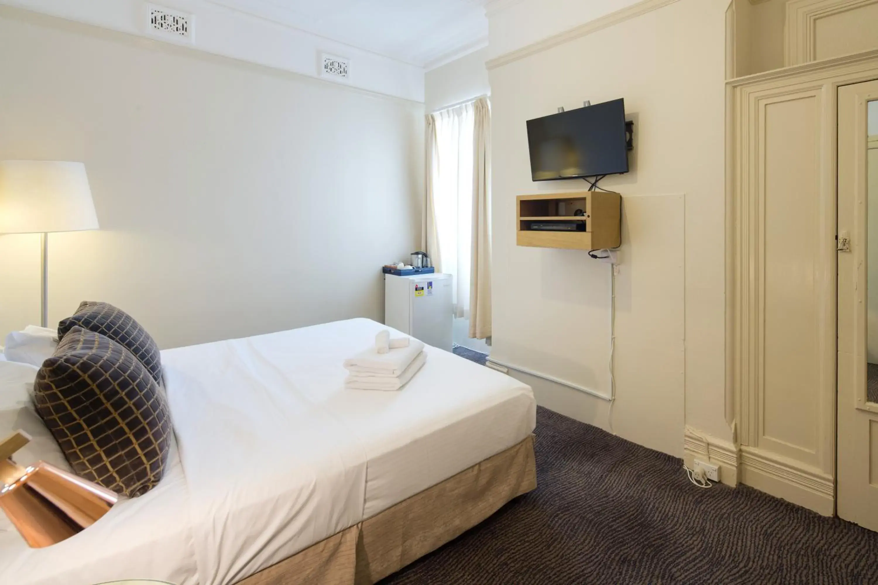 Double Room with Shared Bathroom in Neutral Bay Lodge Double Room with Shared Bathroom in Neutral Bay Lodge