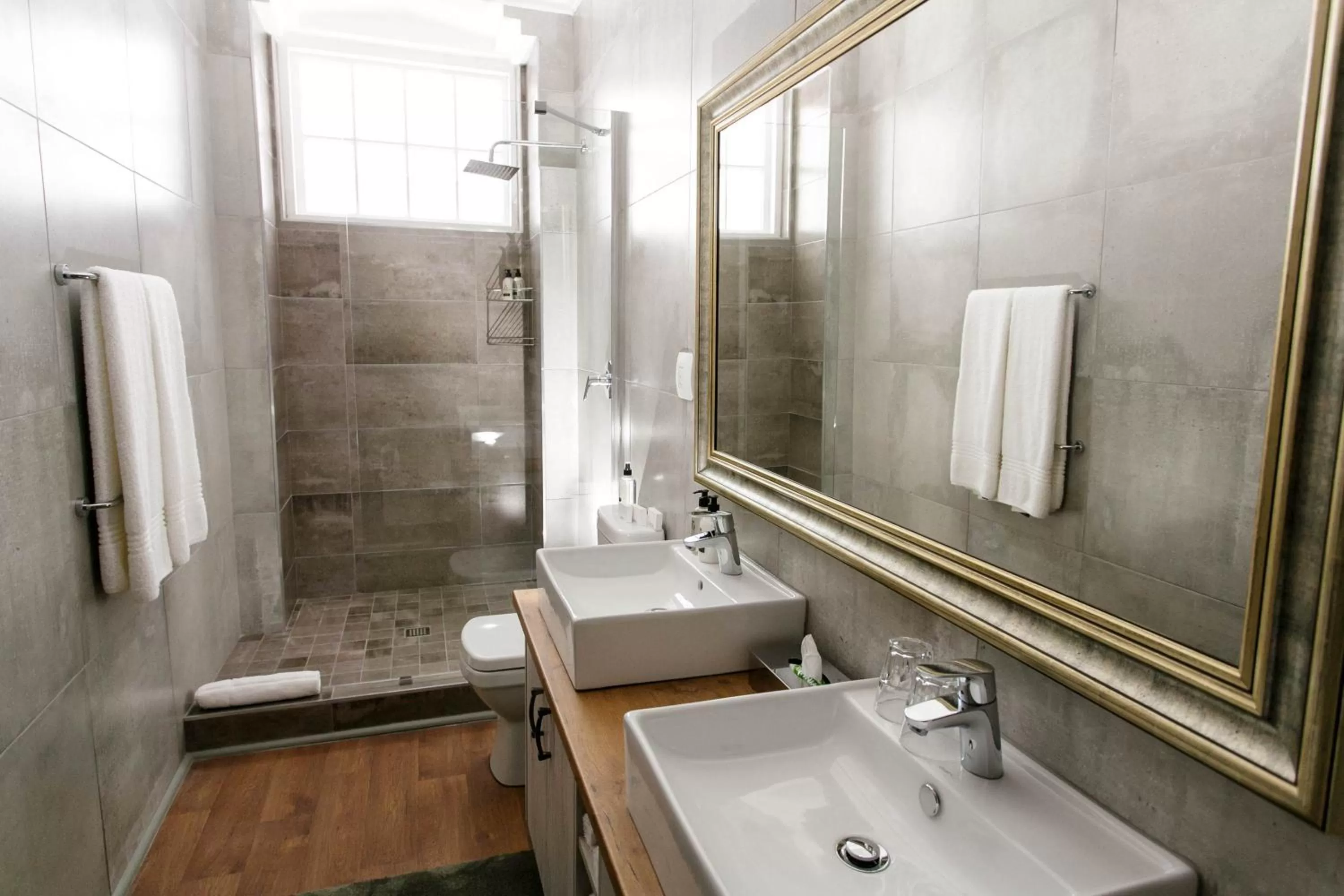 Bathroom in Queen's Hotel by BON Hotels