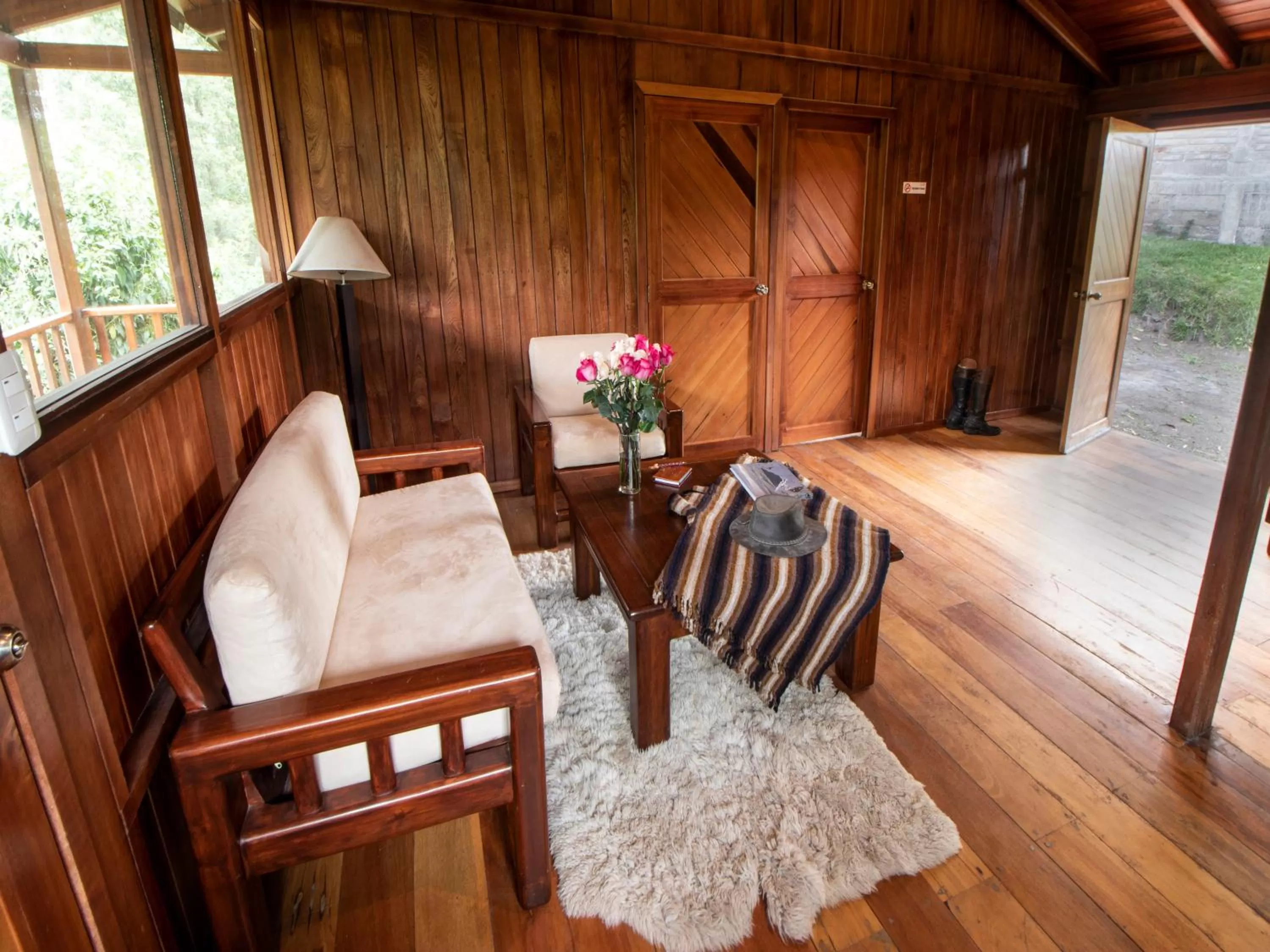 Living room in Hosteria Papagayo Cotopaxi