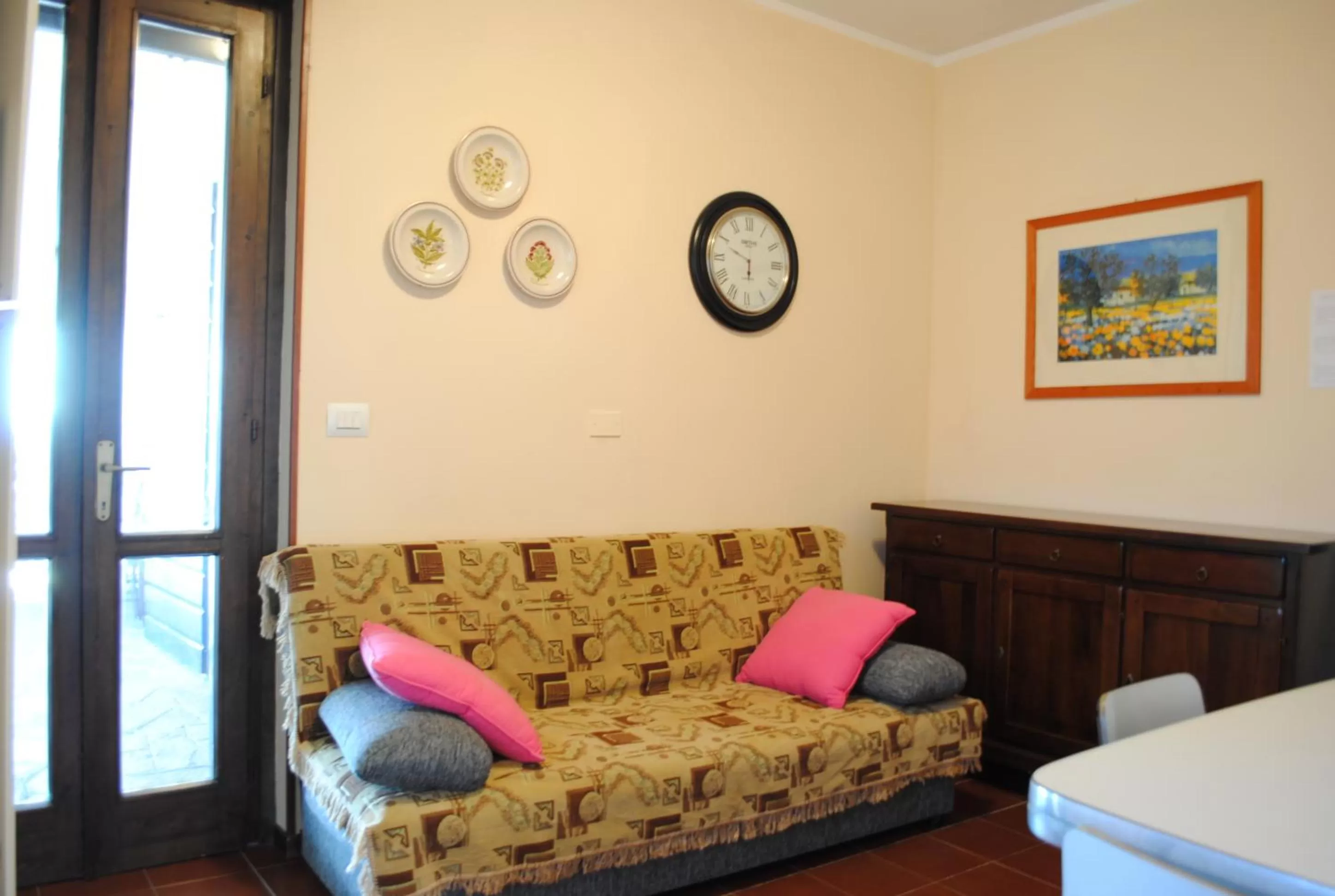 Living room, Bed in AGRITURISMO MELOGRANO D'ORO