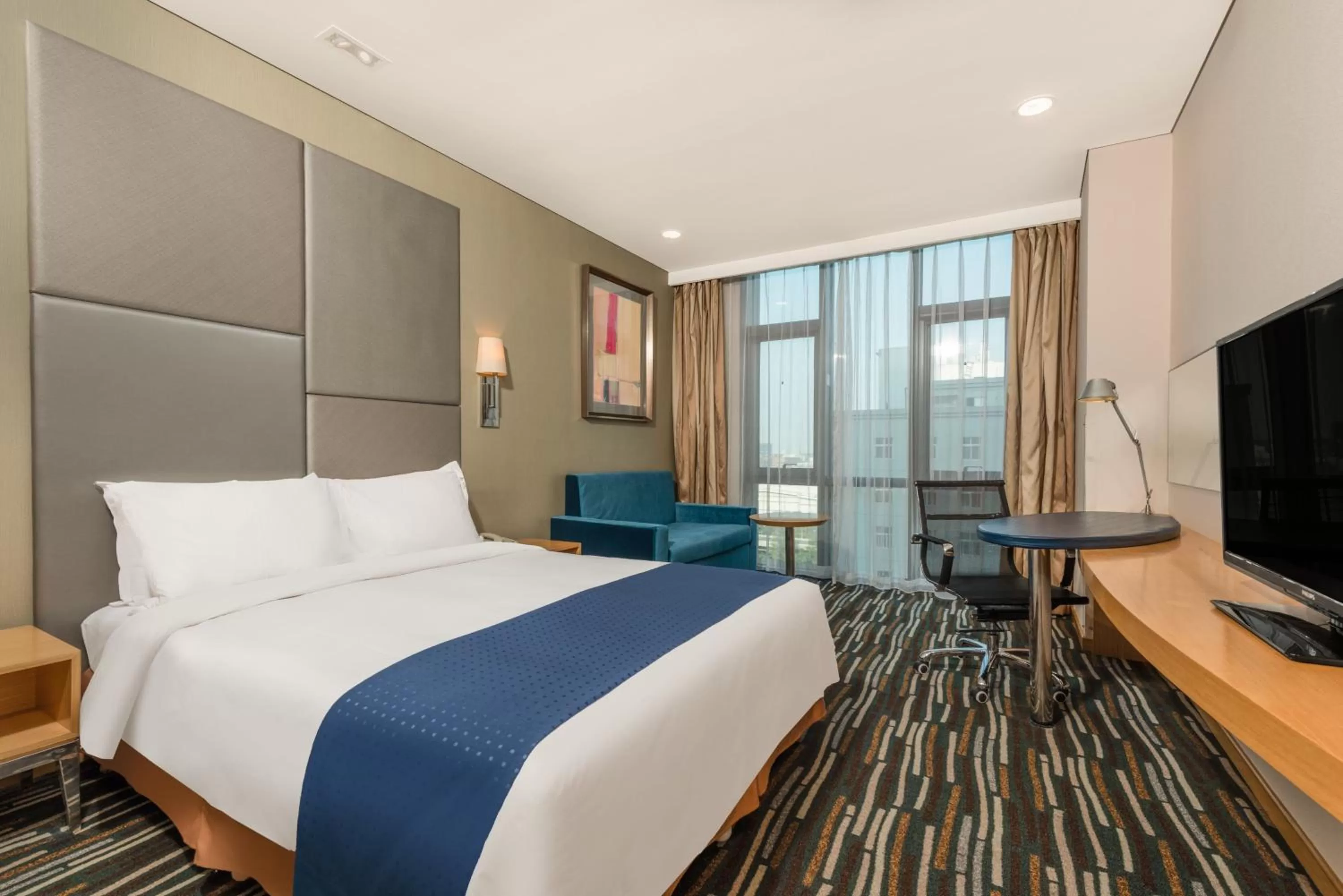 Photo of the whole room, Bed in Holiday Inn Express Beijing Yizhuang by IHG