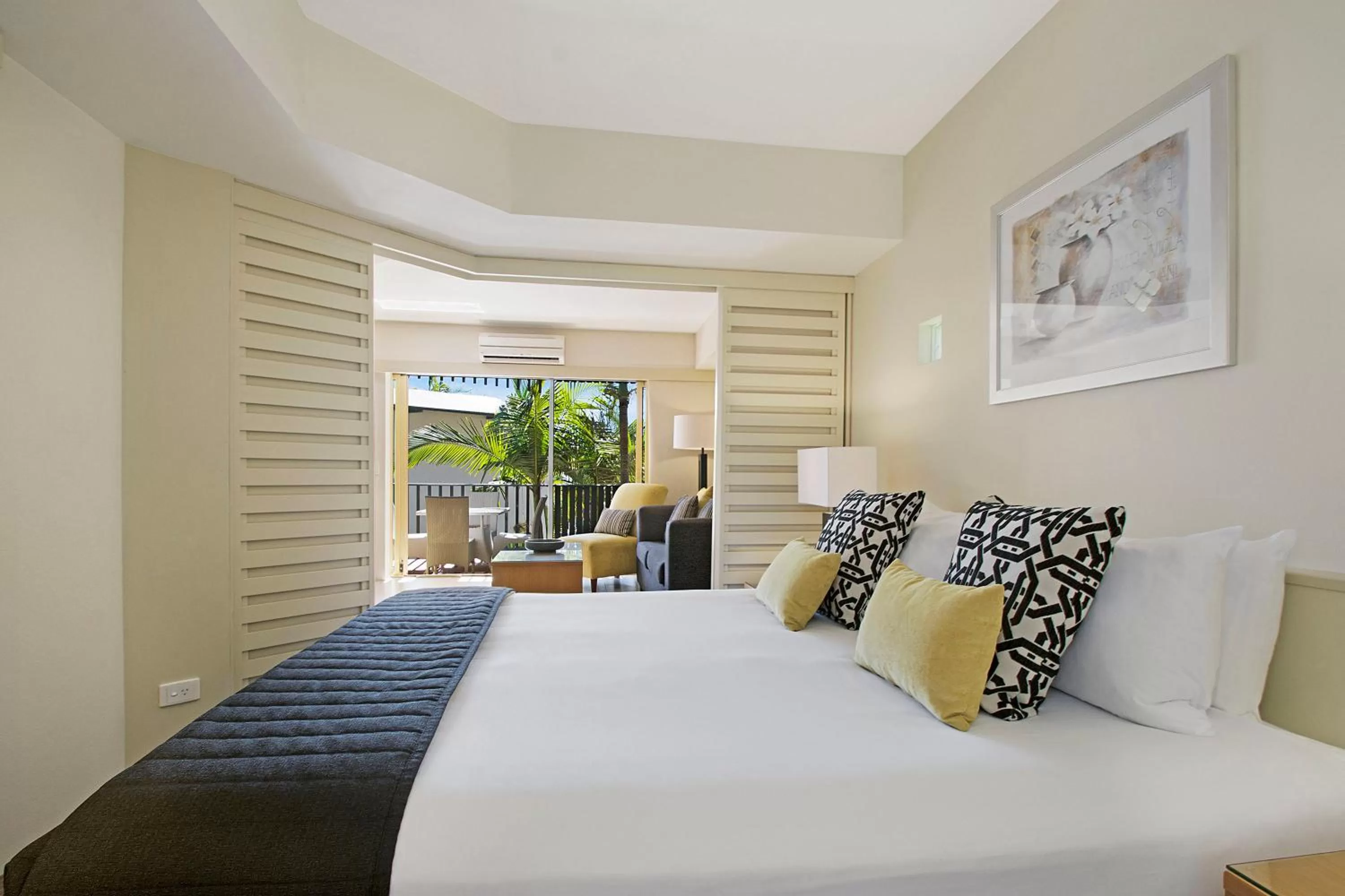 Bedroom, Bed in Mantra French Quarter Noosa