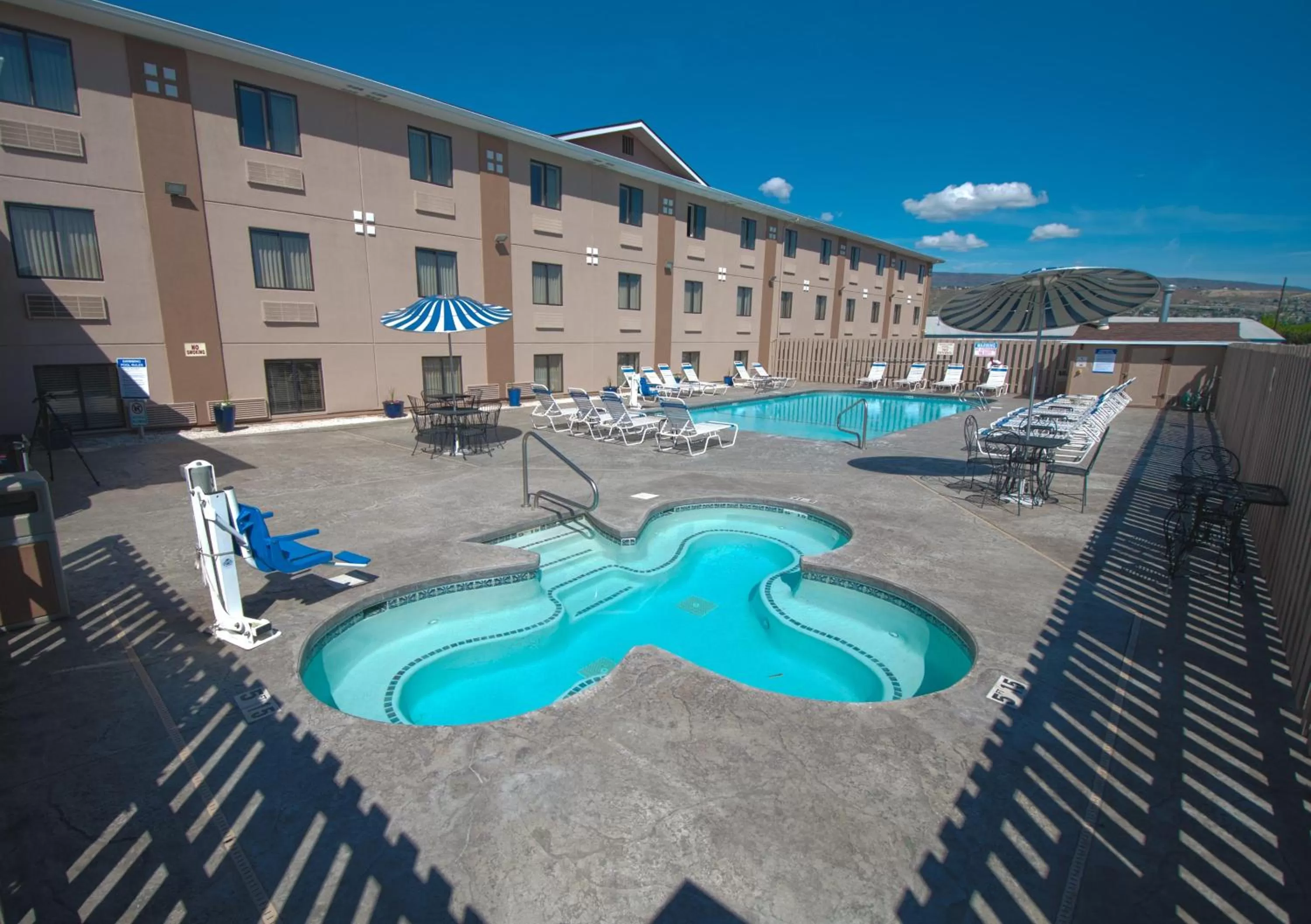 Swimming pool in Quality Inn Wenatchee-Leavenworth