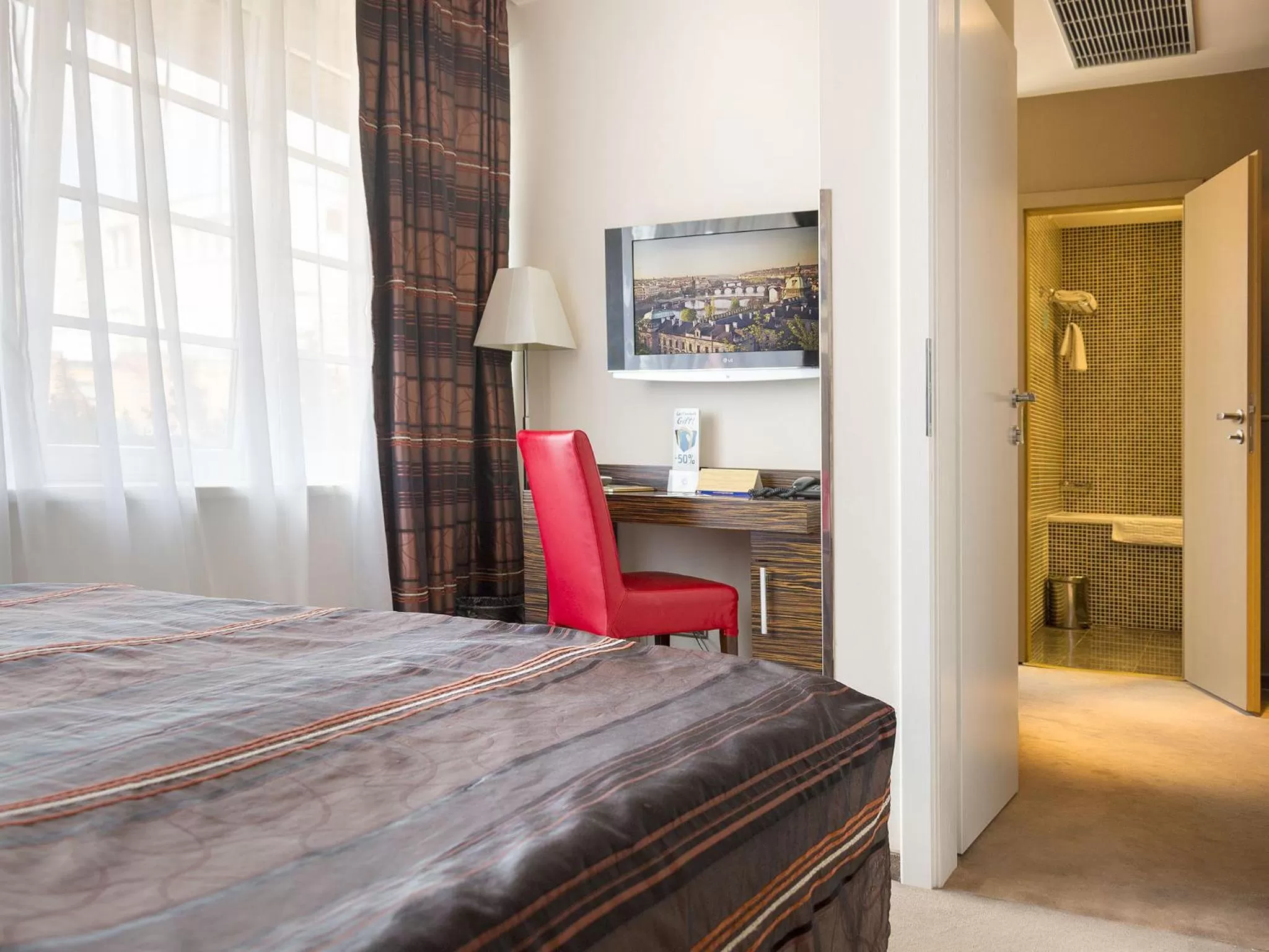 Photo of the whole room, Bed in EA Hotel Crystal Palace