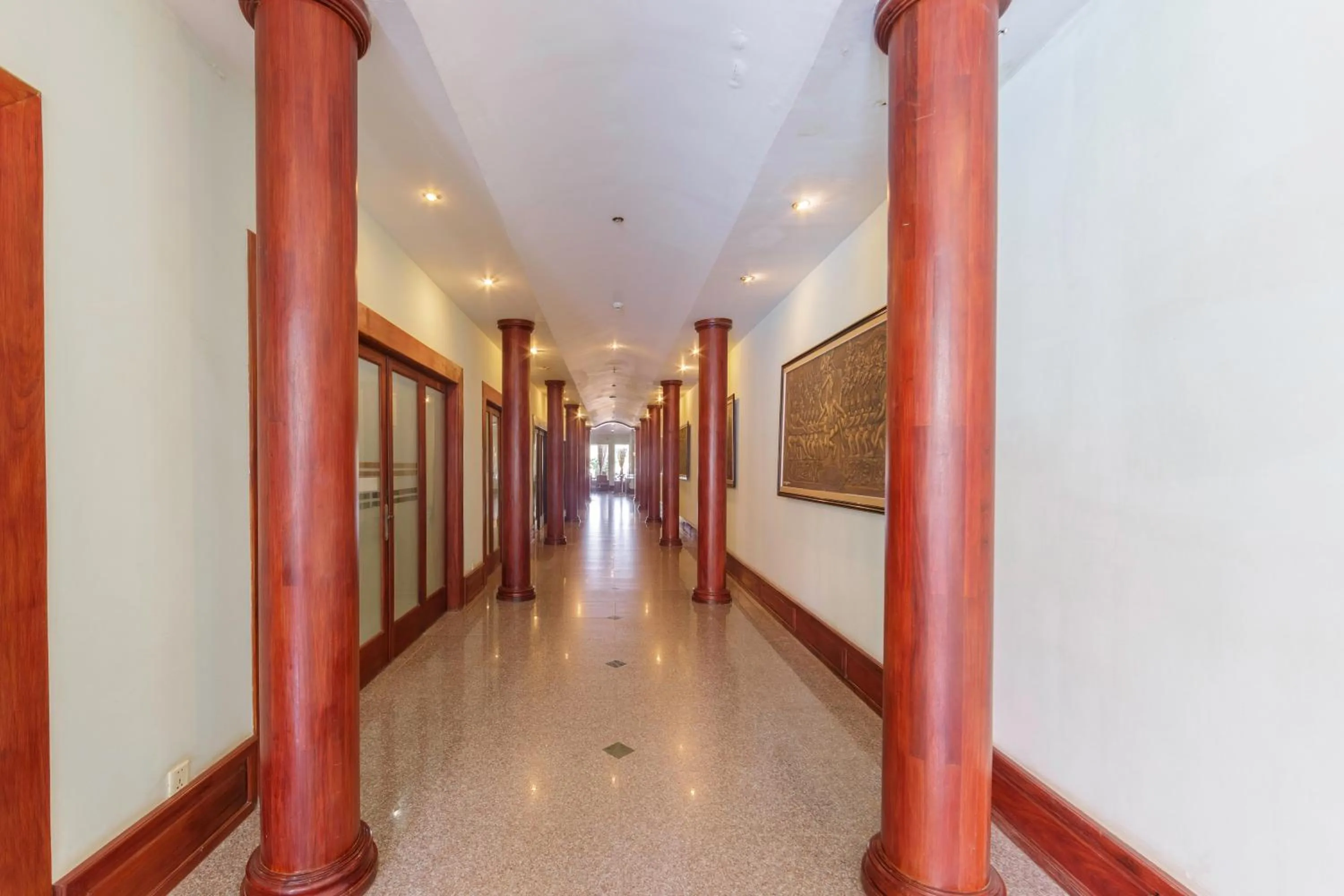 Restaurant/places to eat in Smiling Hotel