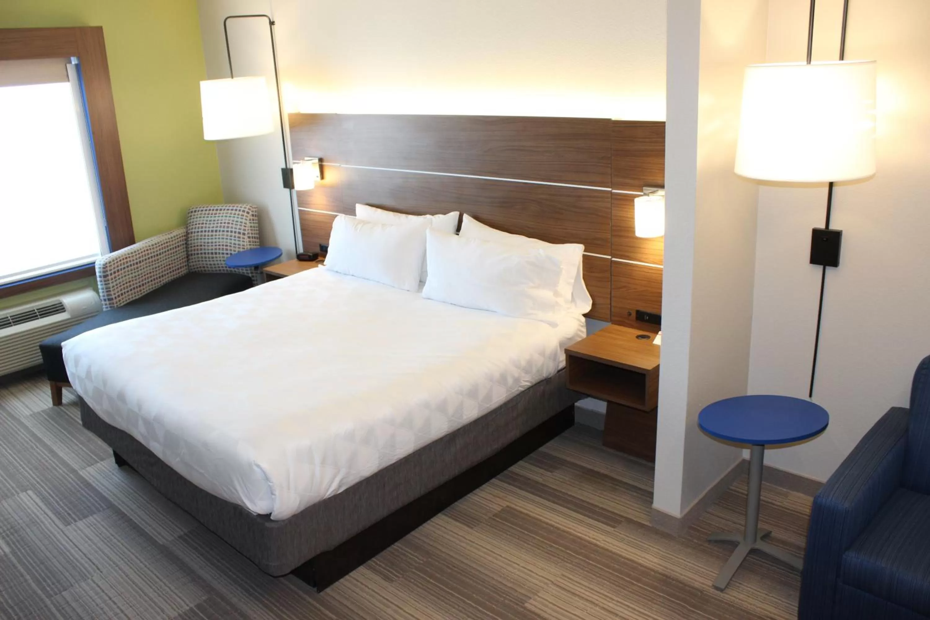 Photo of the whole room, Bed in Holiday Inn Express Hotel & Suites Mansfield by IHG