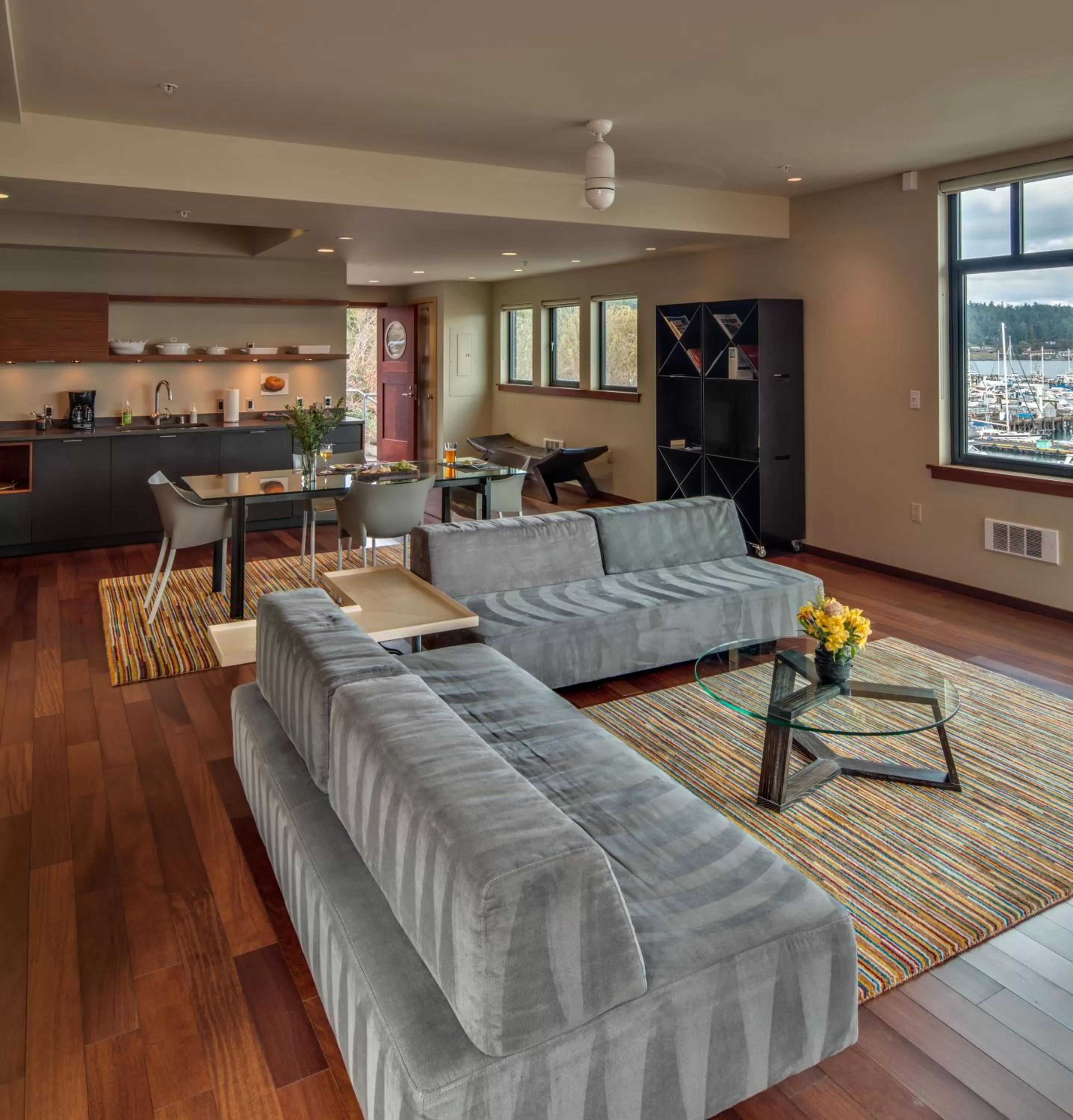 Living room in Island Inn at 123 West