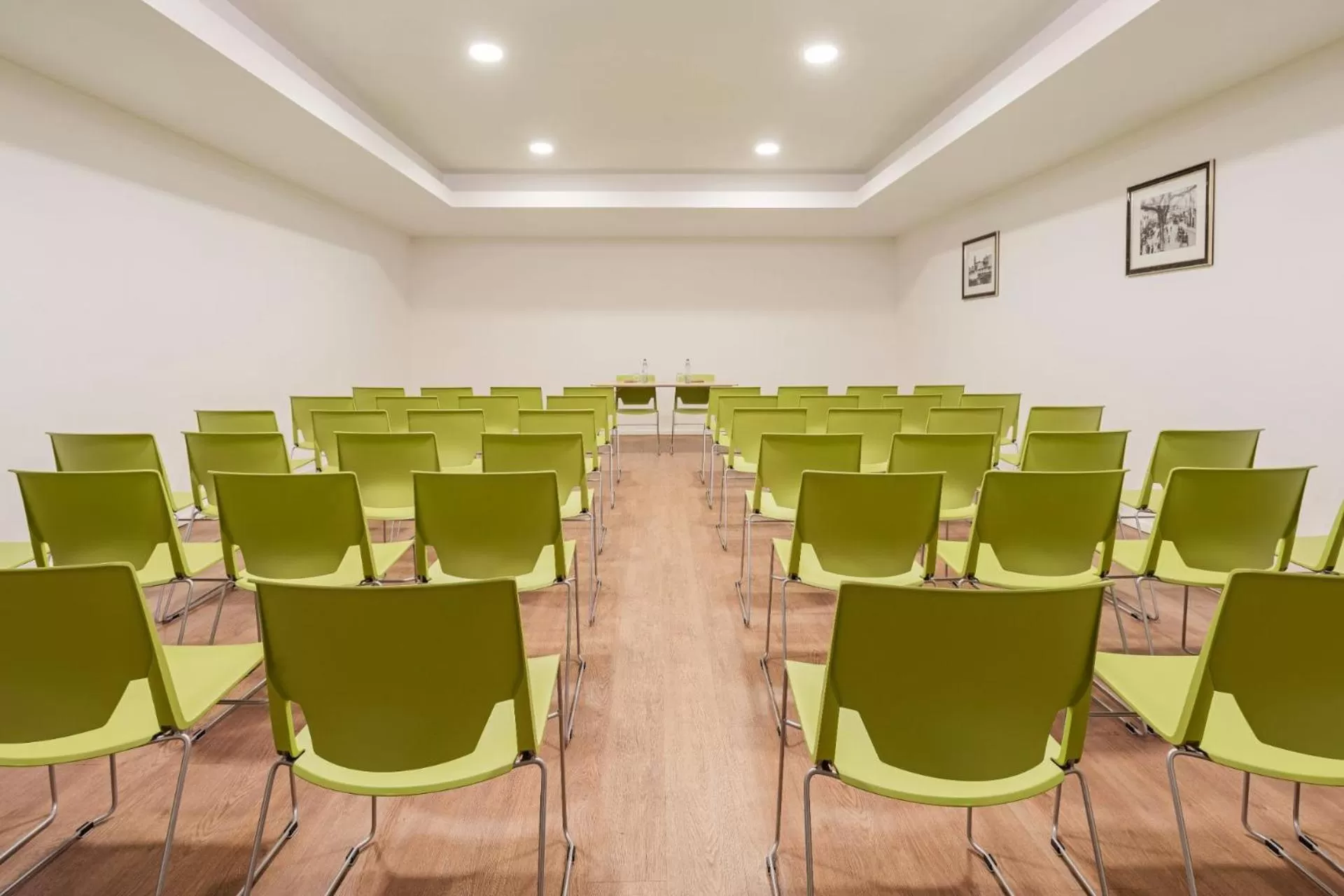 Meeting/conference room in Neat Hotel Avenida