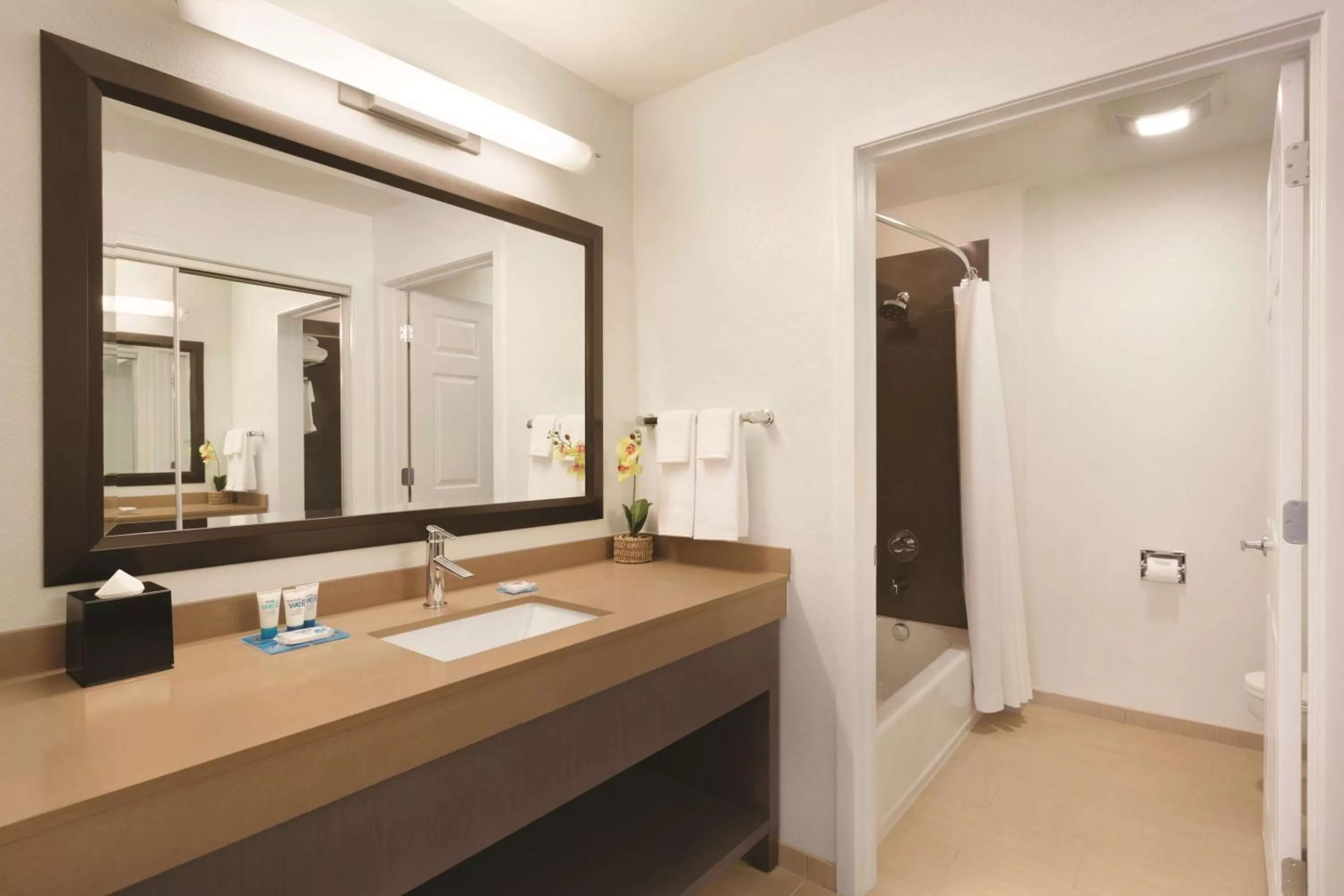 Bathroom in Hyatt House Miami Airport