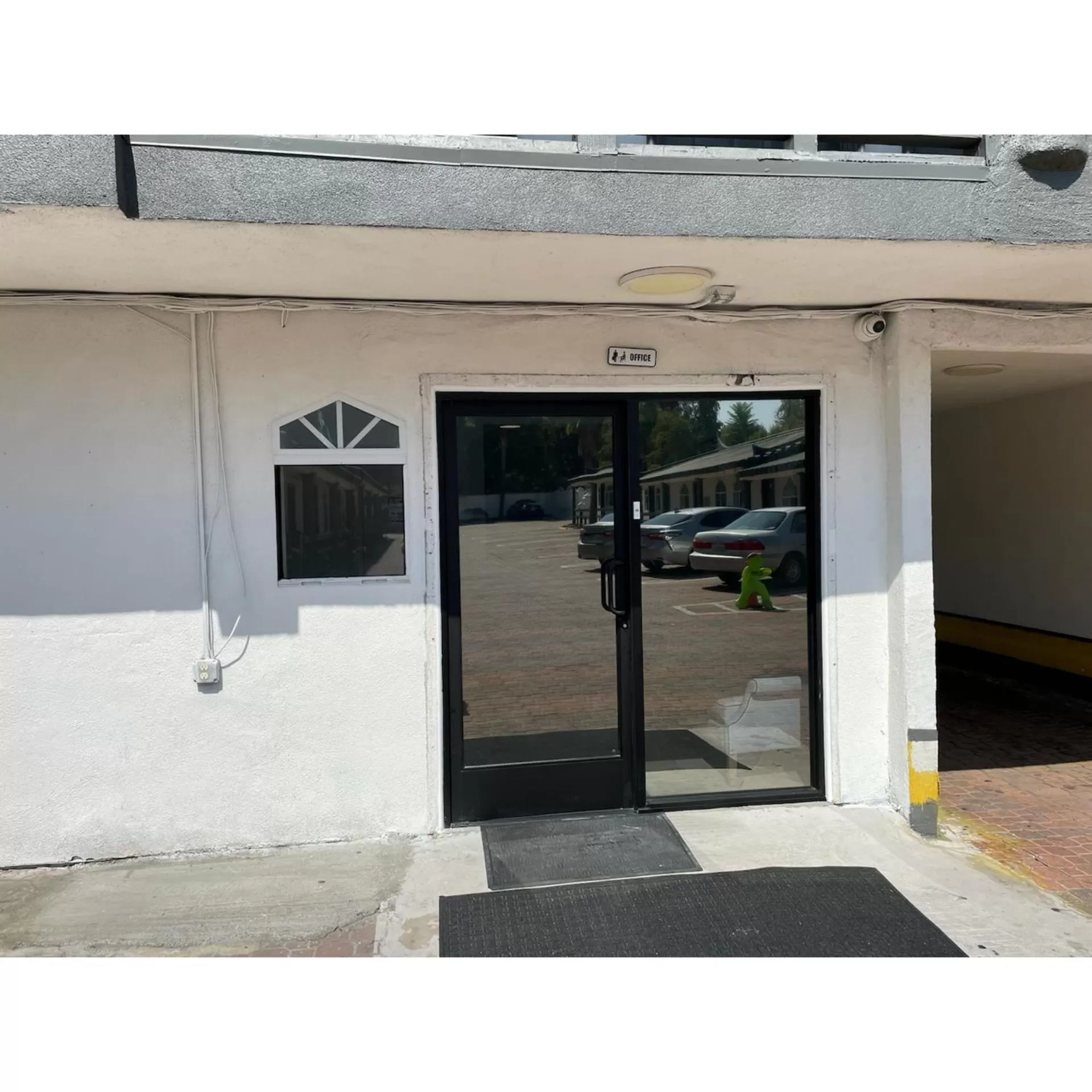 Facade/entrance in Oak Tree Inn