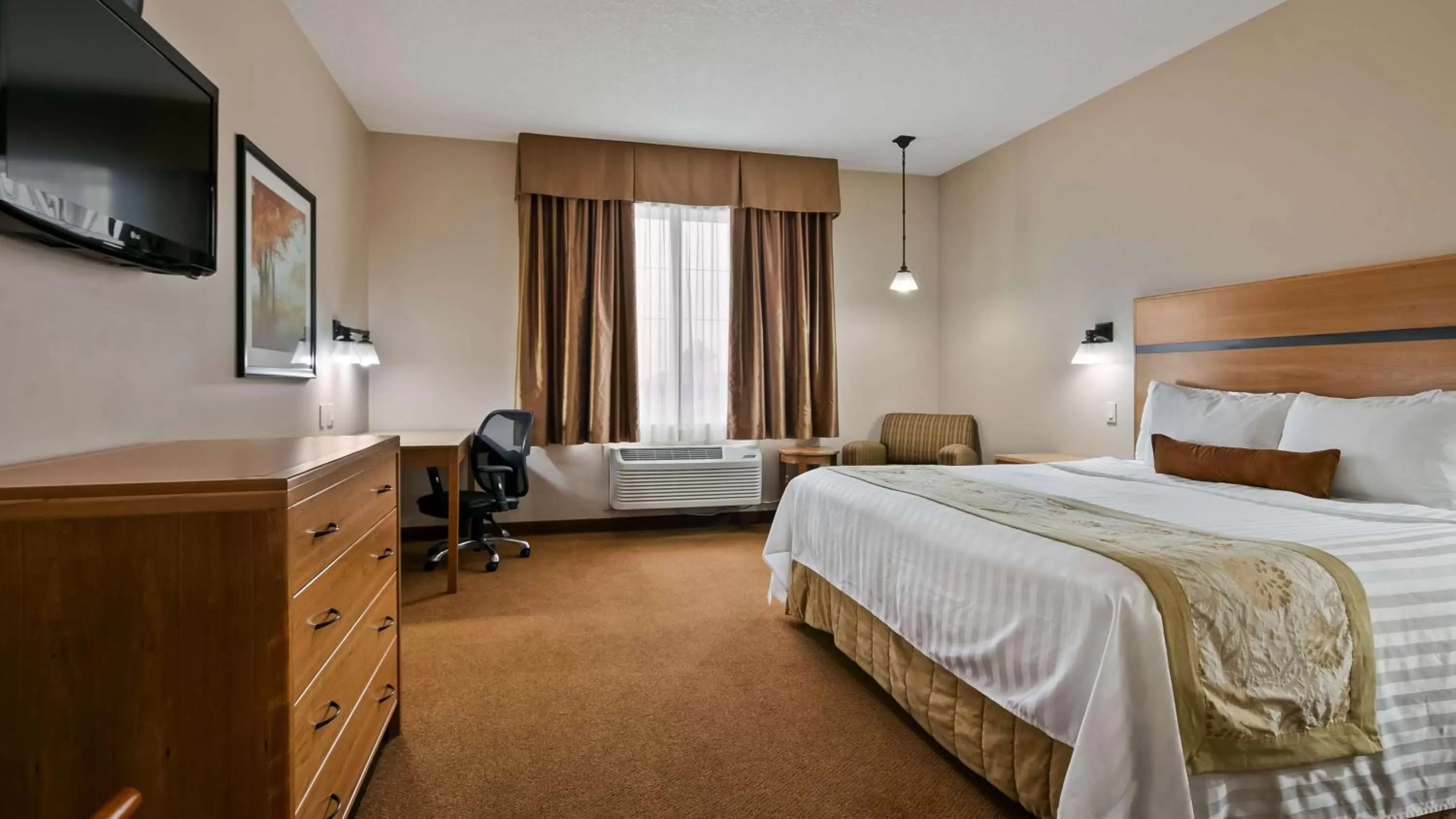 Photo of the whole room, Bed in Best Western Plus Chateau Inn Sylvan Lake