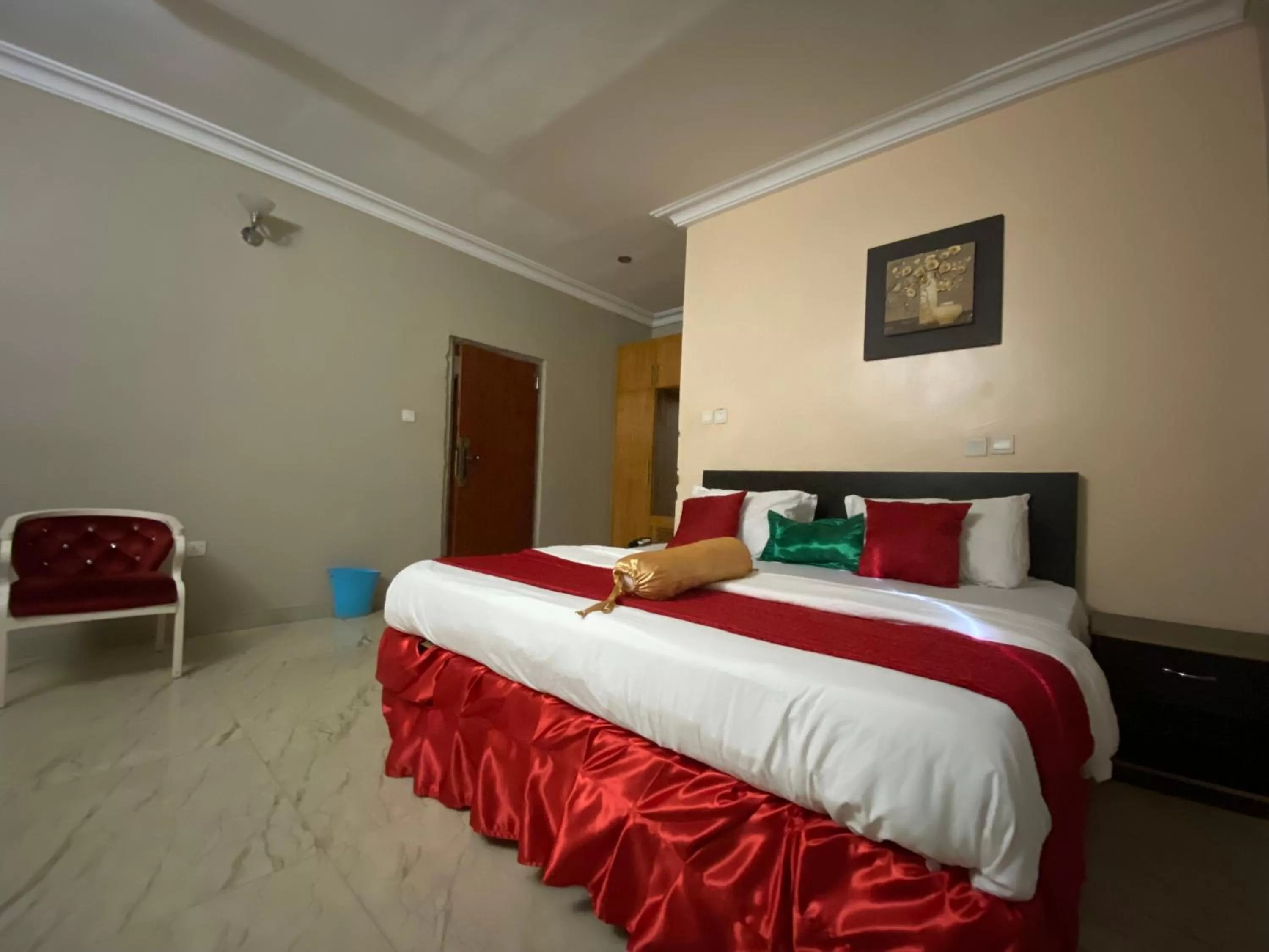 Bed in Nue-Crest Hotels & Suites