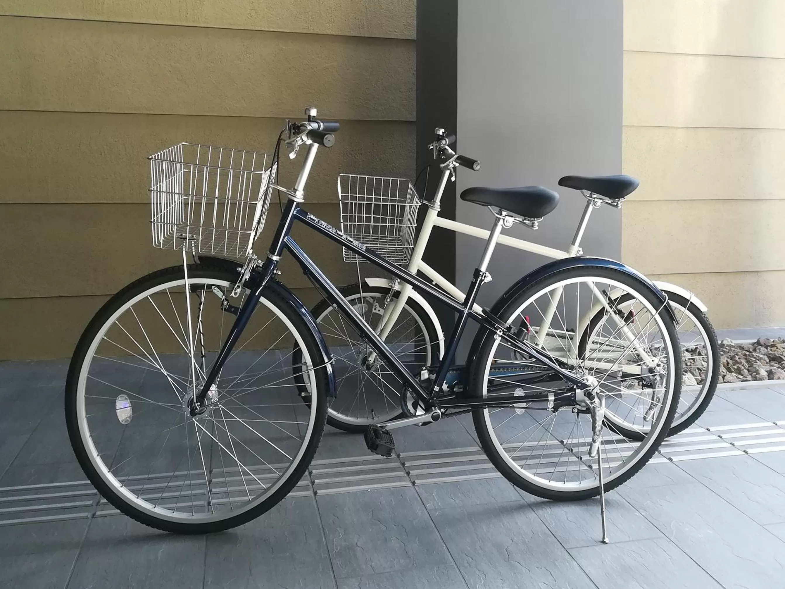 Cycling in Hotel Ninja Black