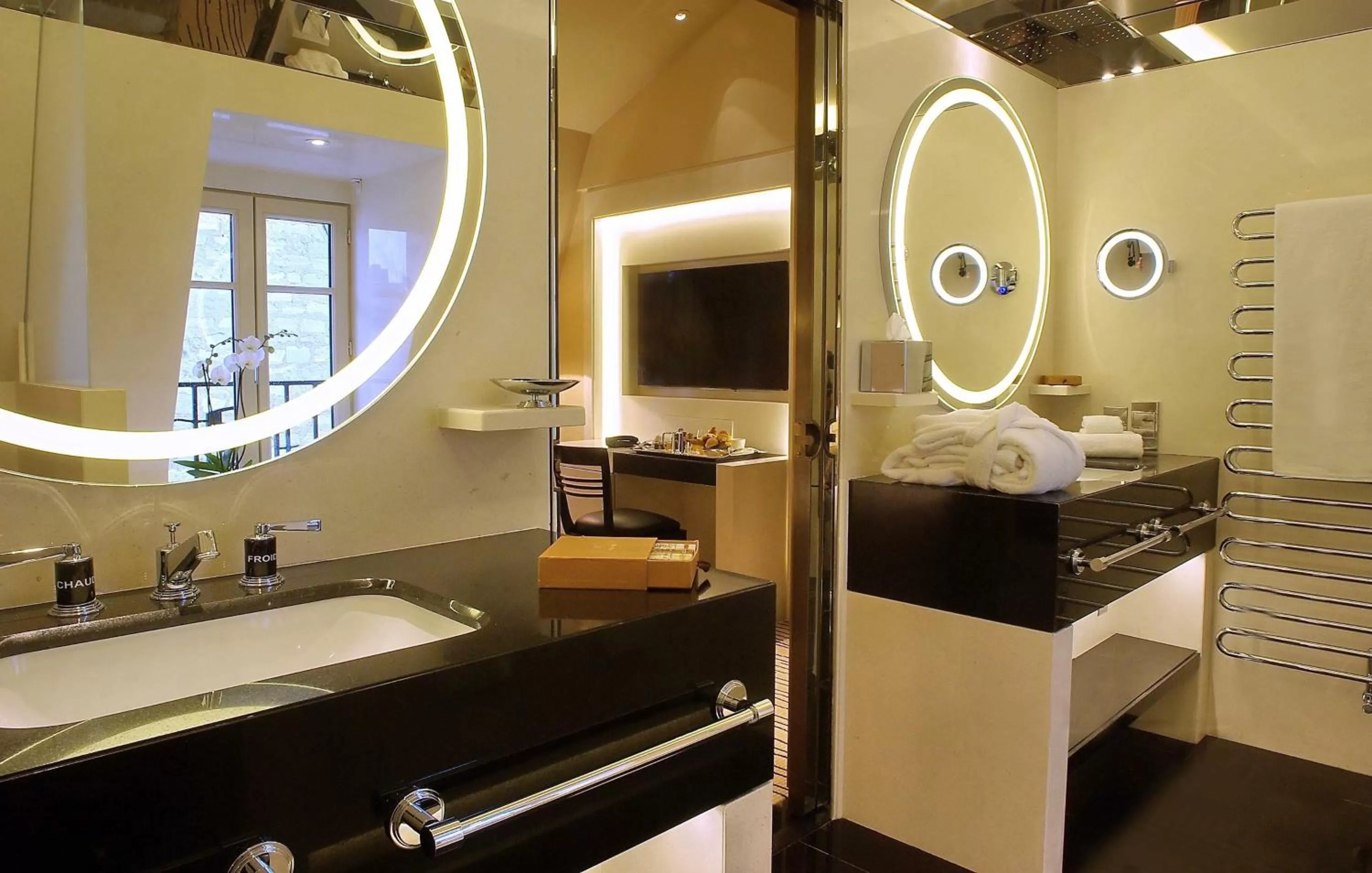 Bathroom in Hotel Montaigne