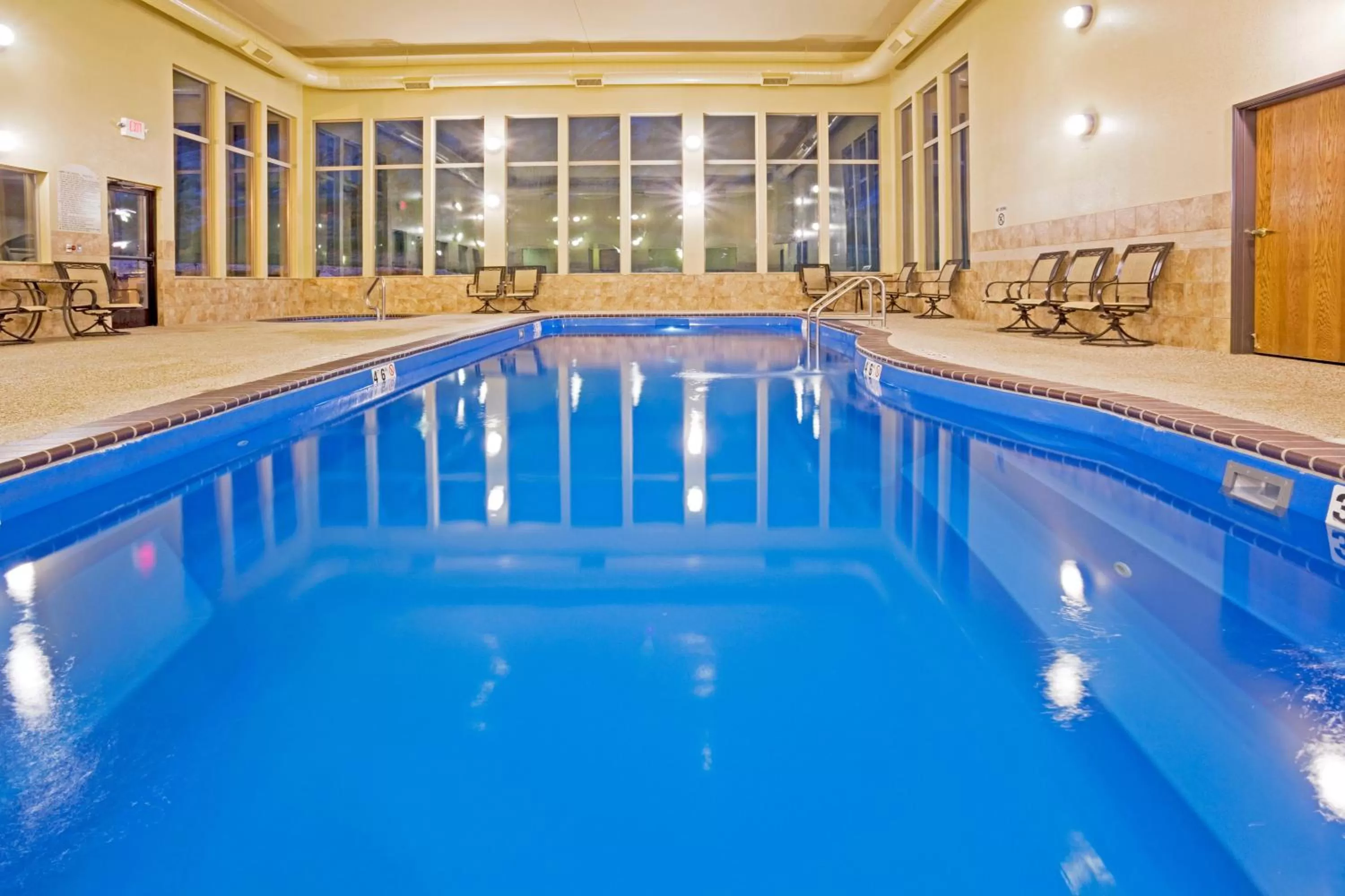 Swimming pool in Holiday Inn Express & Suites Custer-Mt Rushmore