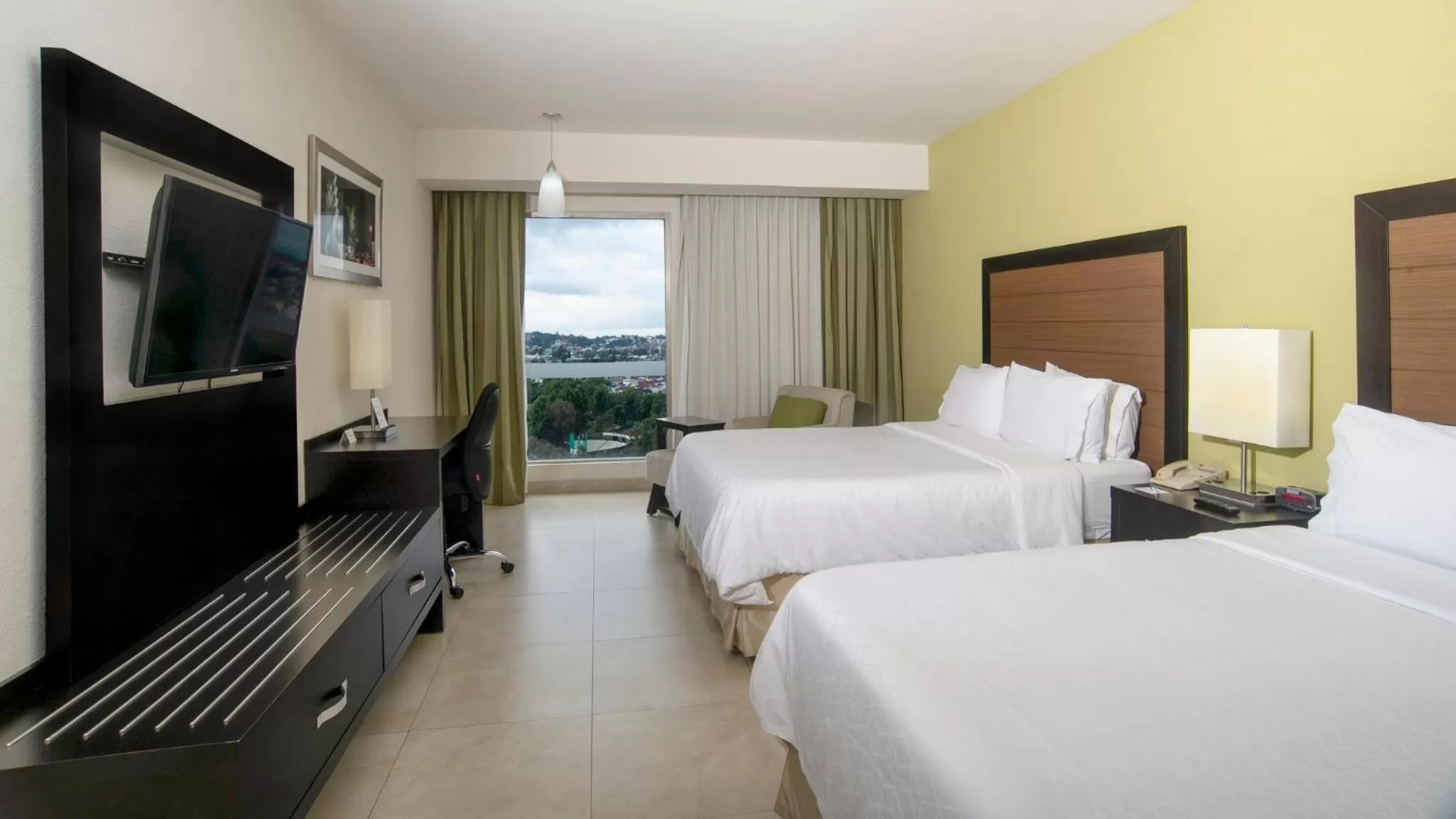Photo of the whole room, Bed in Holiday Inn Express Xalapa by IHG