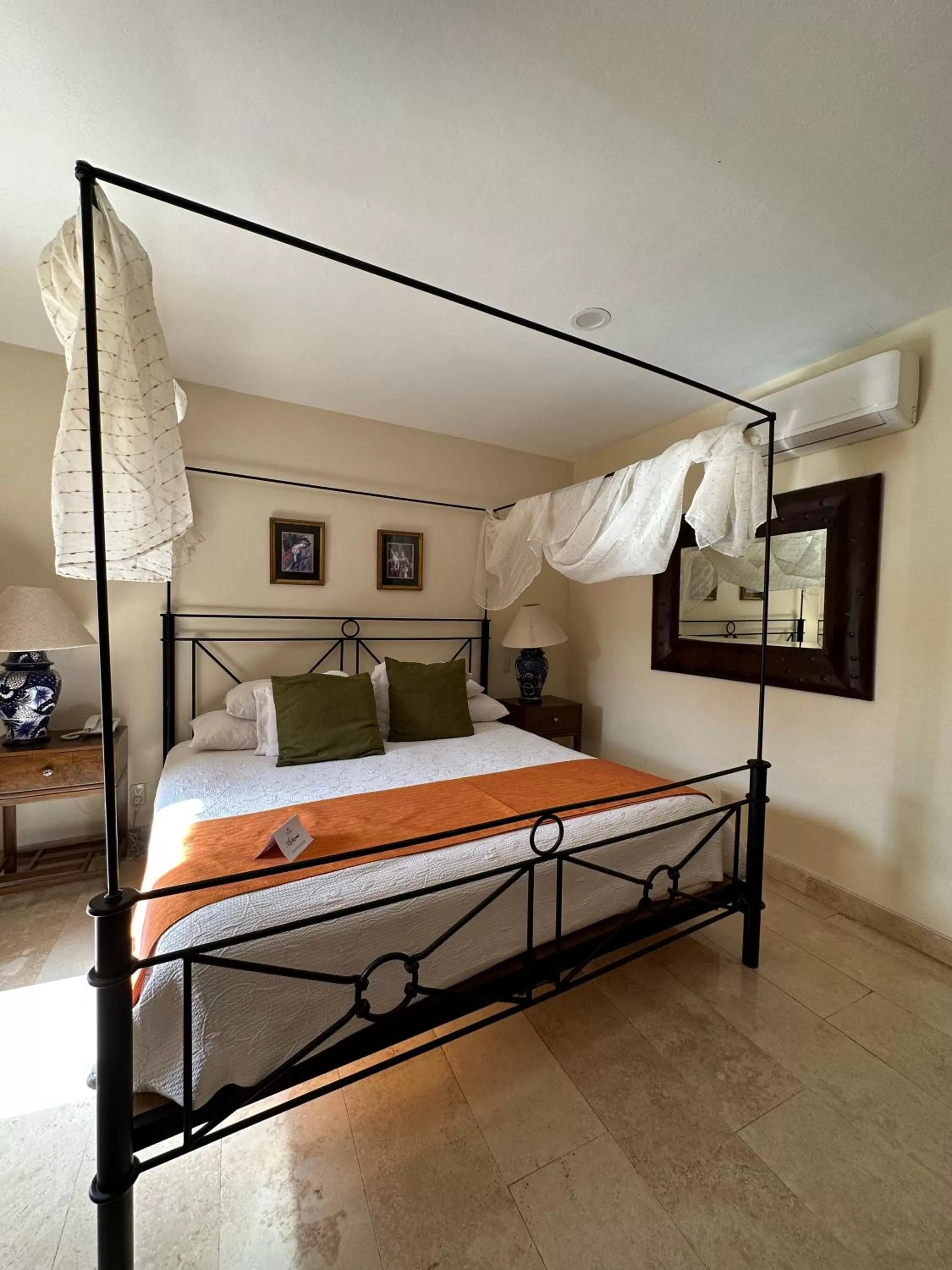 Bed in Hotel Lindo Ajijic Bed & Breakfast