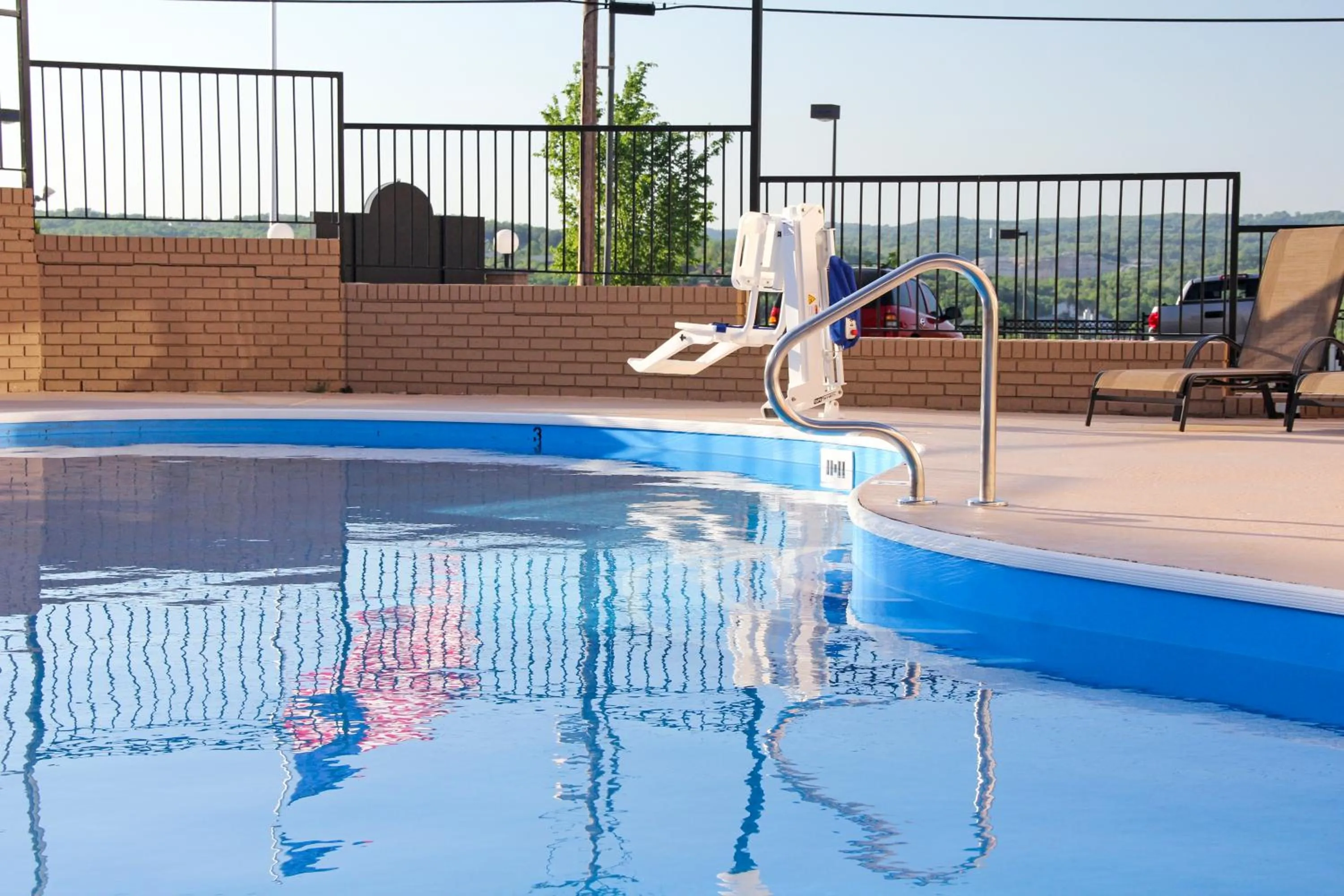 Swimming pool in Grand View Inn & Suites