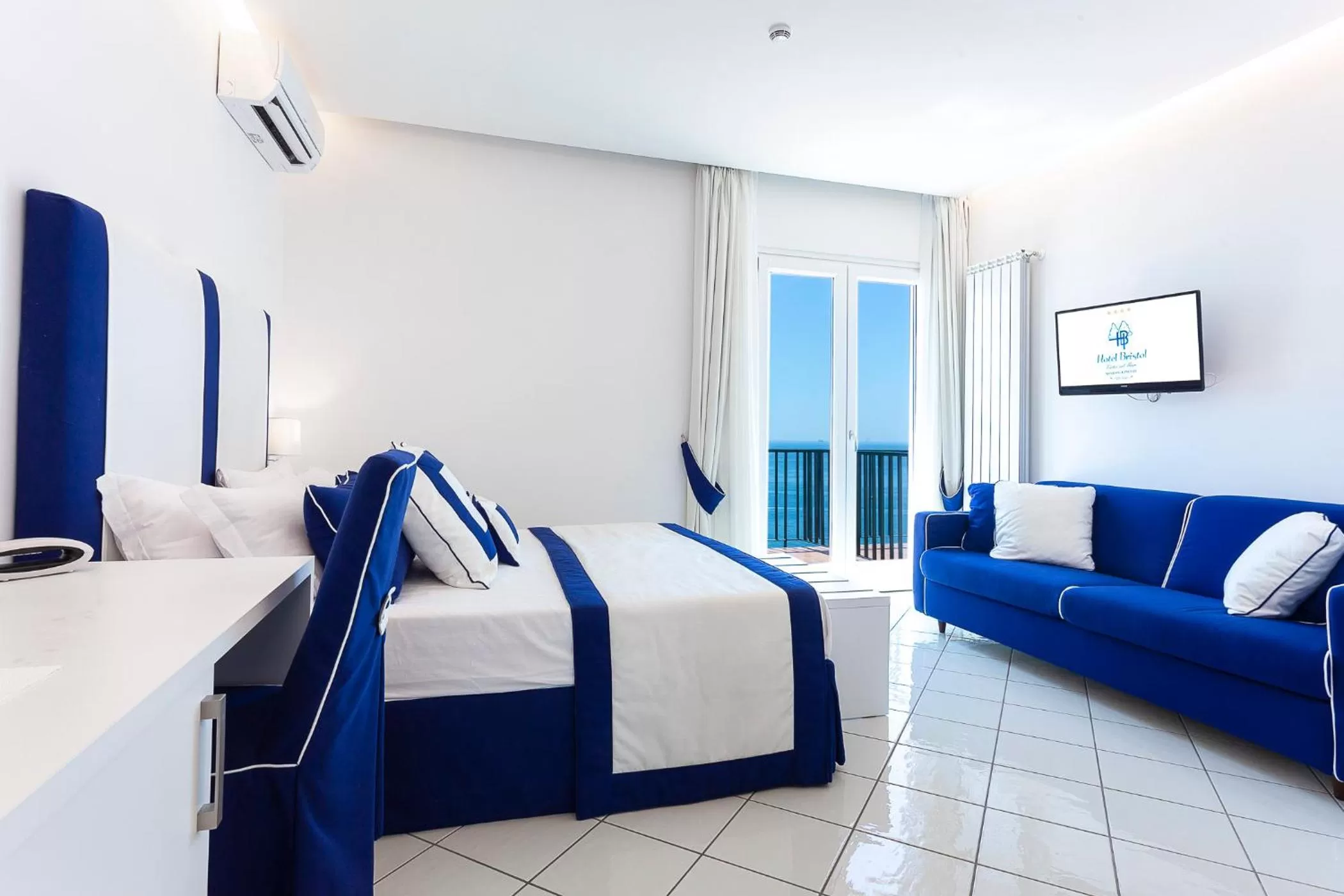 Photo of the whole room, Bed in Hotel Bristol