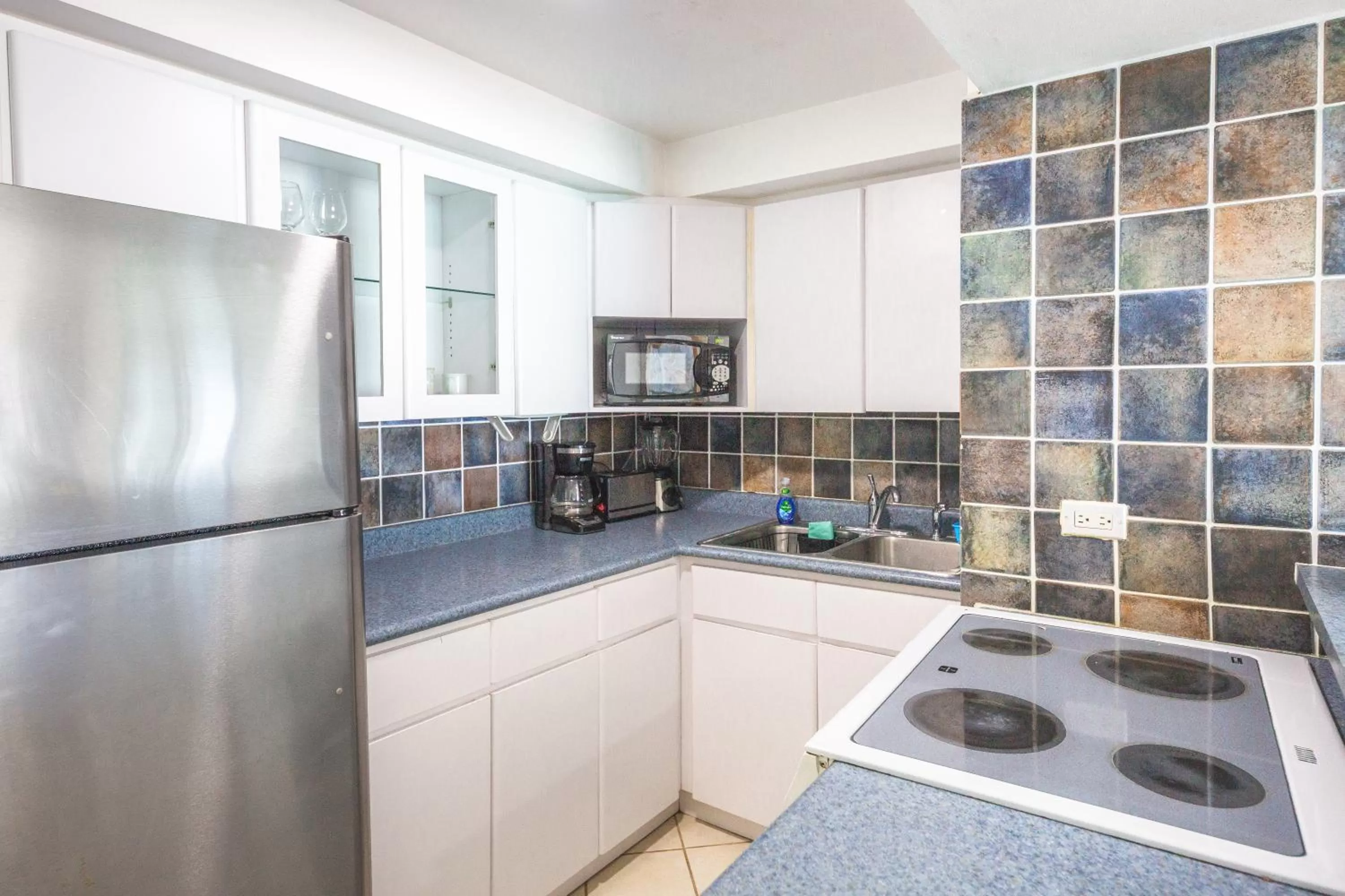 Kitchen or kitchenette, Kitchen/Kitchenette in ESJ Towers by Chana