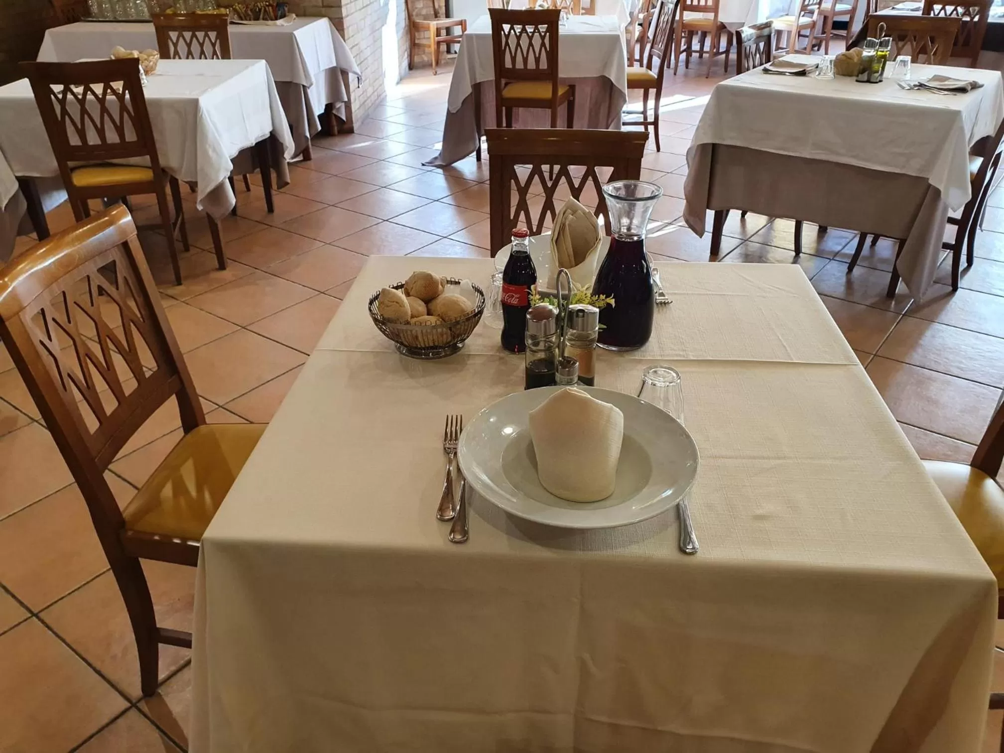 Restaurant/places to eat in Hotel Holiday