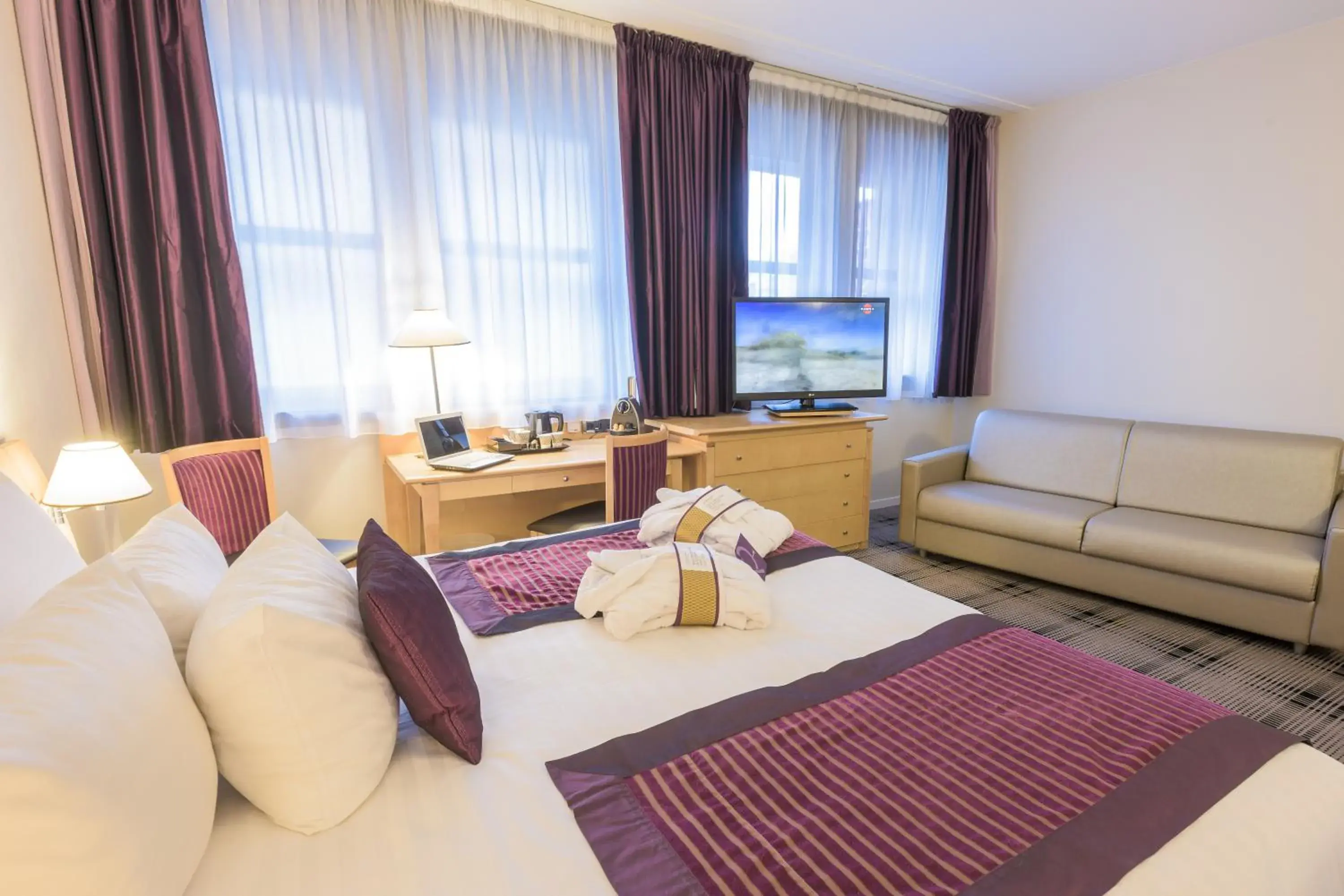 Family Suite with 2 connecting rooms in Mercure Tours Centre Gare et Congrès Family Suite with 2 connecting rooms in Mercure Tours Centre Gare et Congrès