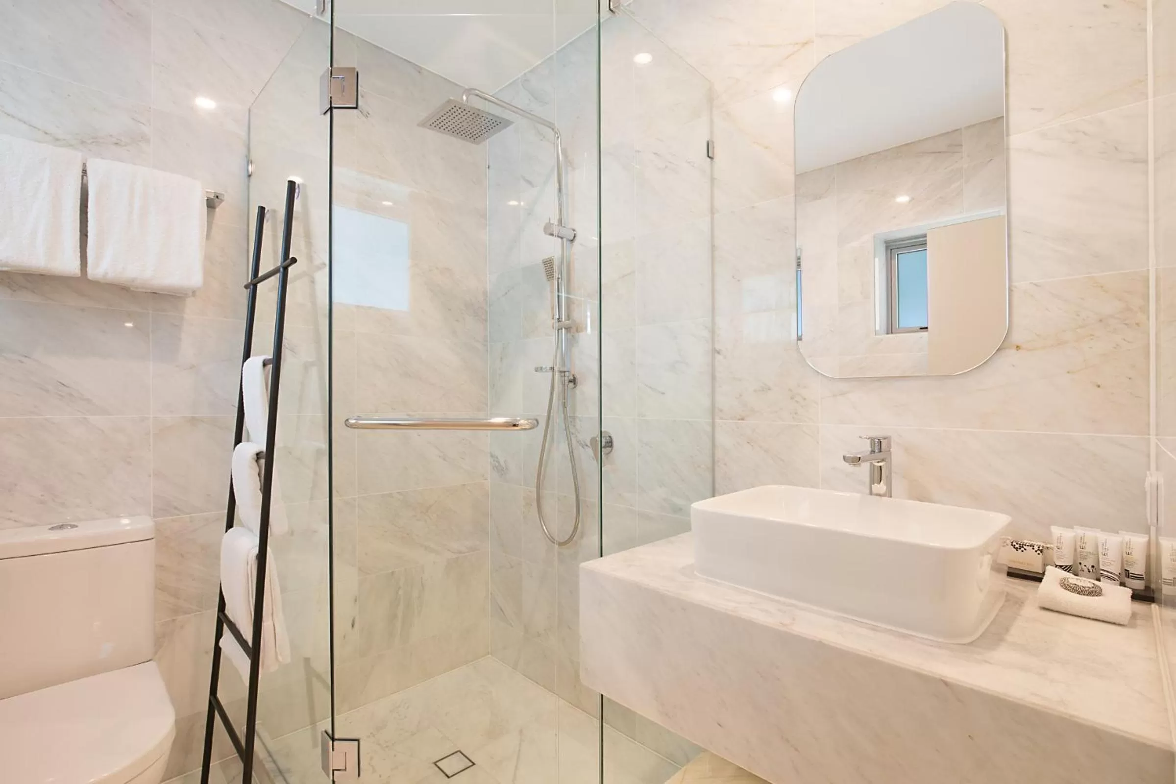 Shower in Jephson Hotel & Apartments