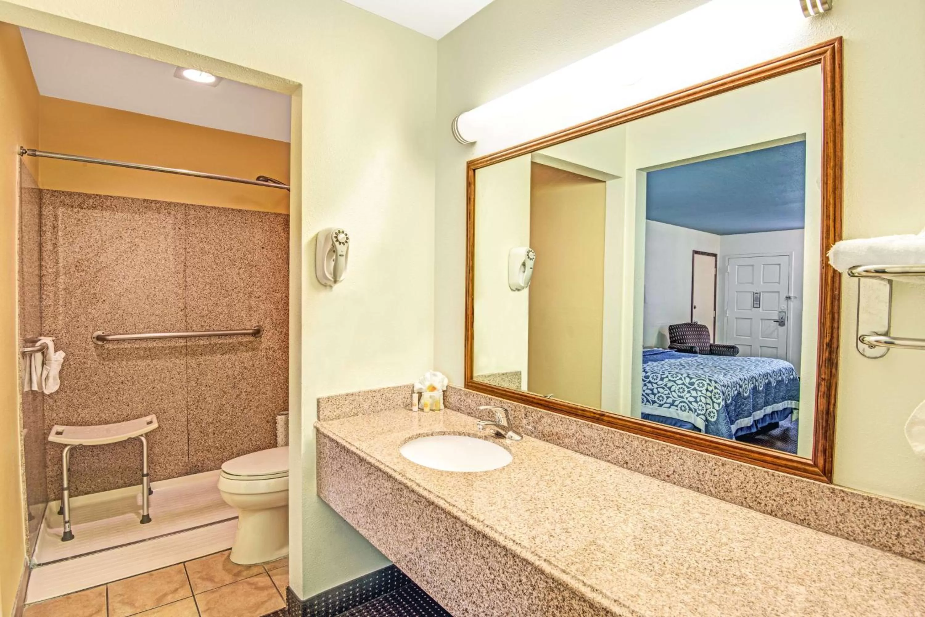 King Room with Roll-In Shower - Mobility Access/Non-Smoking in Days Inn by Wyndham Austin/University/Downtown