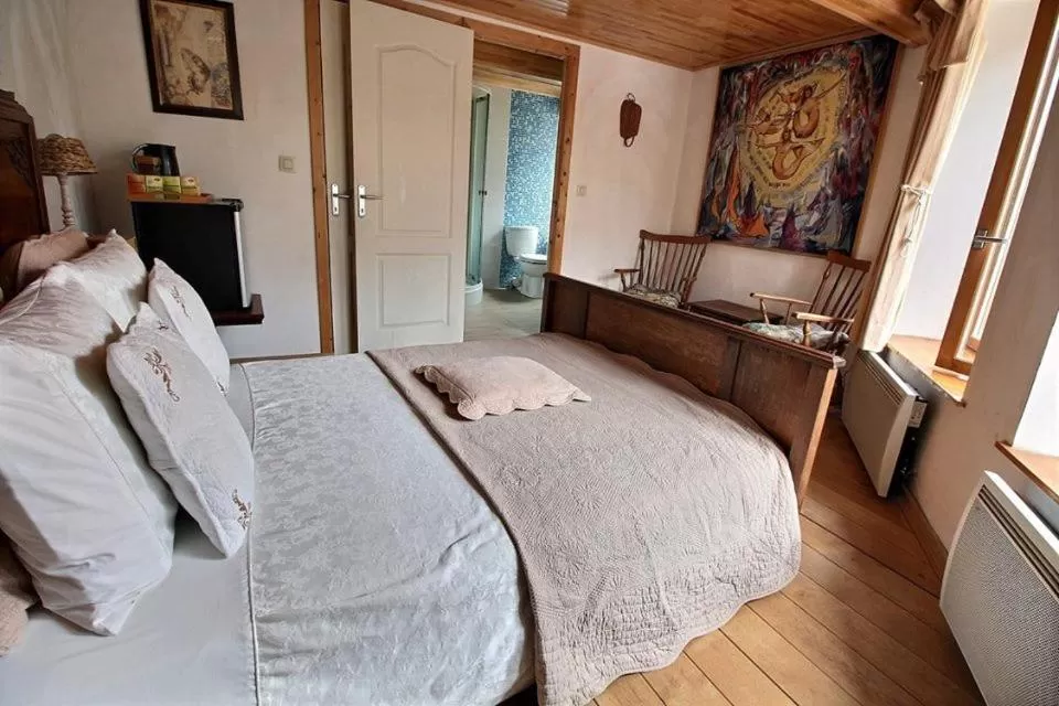 Photo of the whole room, Bed in Golden Lion