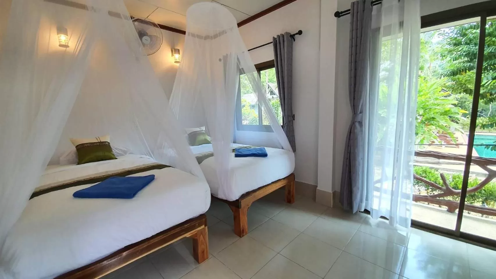 Photo of the whole room, Bed in Tree Tops River Huts