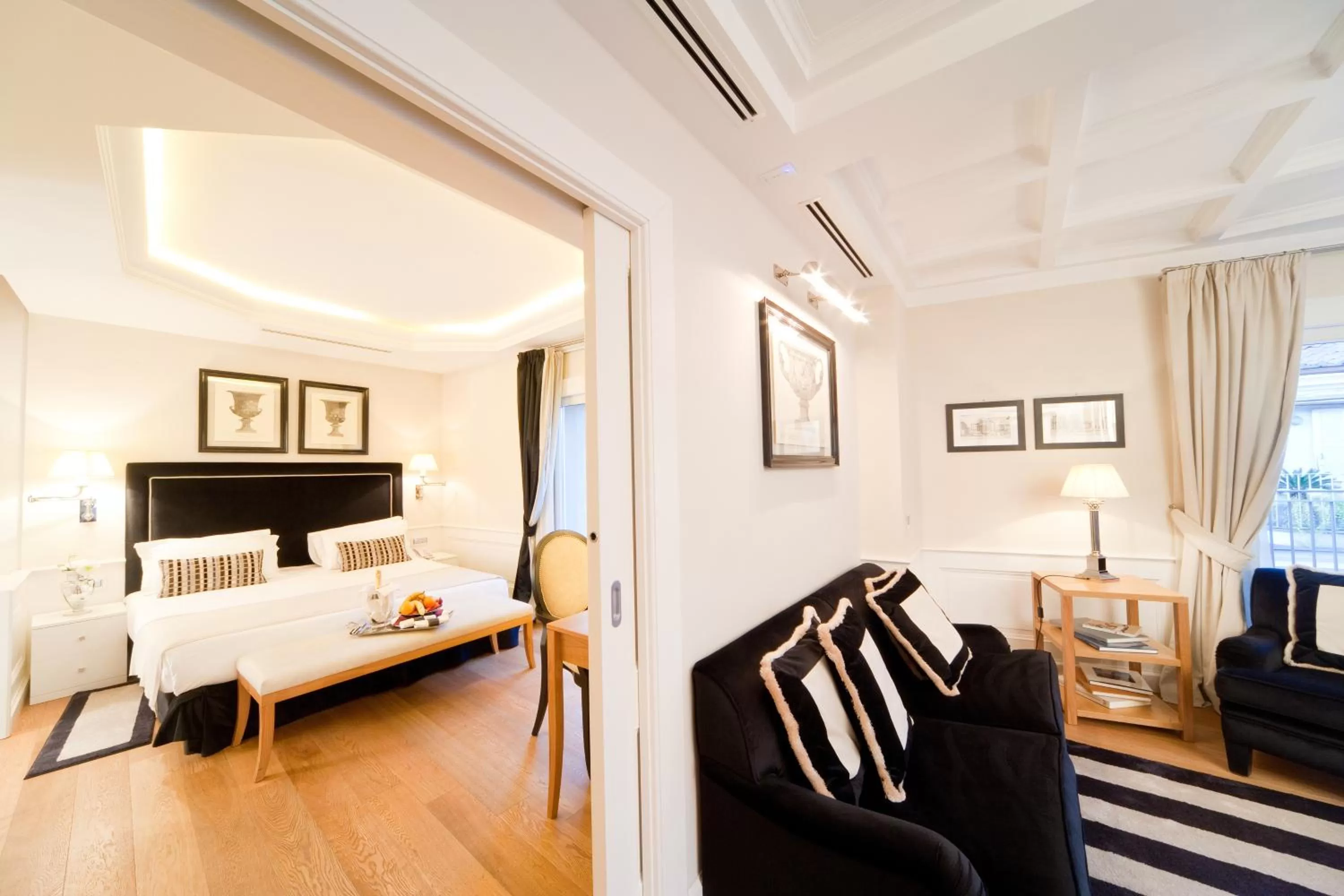 Bed in Trevi Palace Luxury Inn