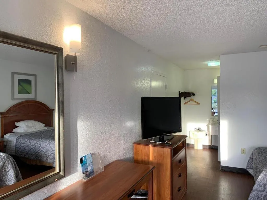 Bed in Travelodge Suites by Wyndham MacClenny I-10