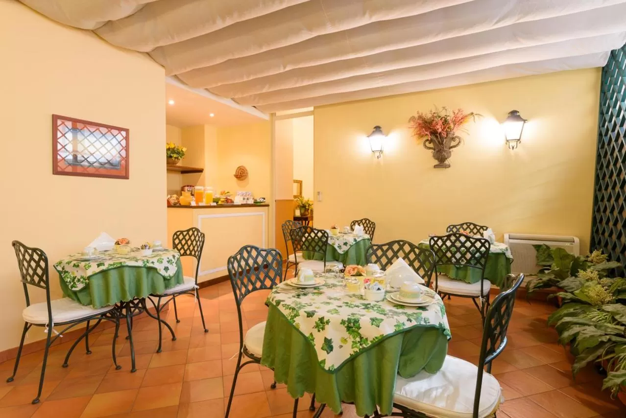 Restaurant/places to eat in Hotel Mergellina