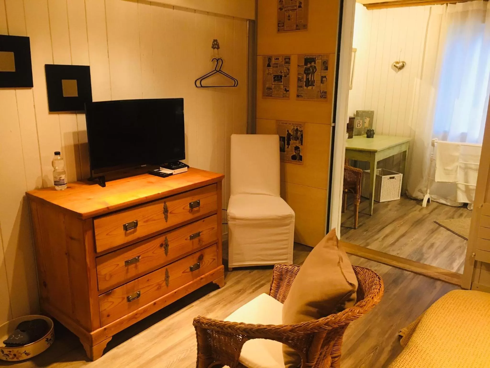 Photo of the whole room, TV/Entertainment Center in B&B Bären